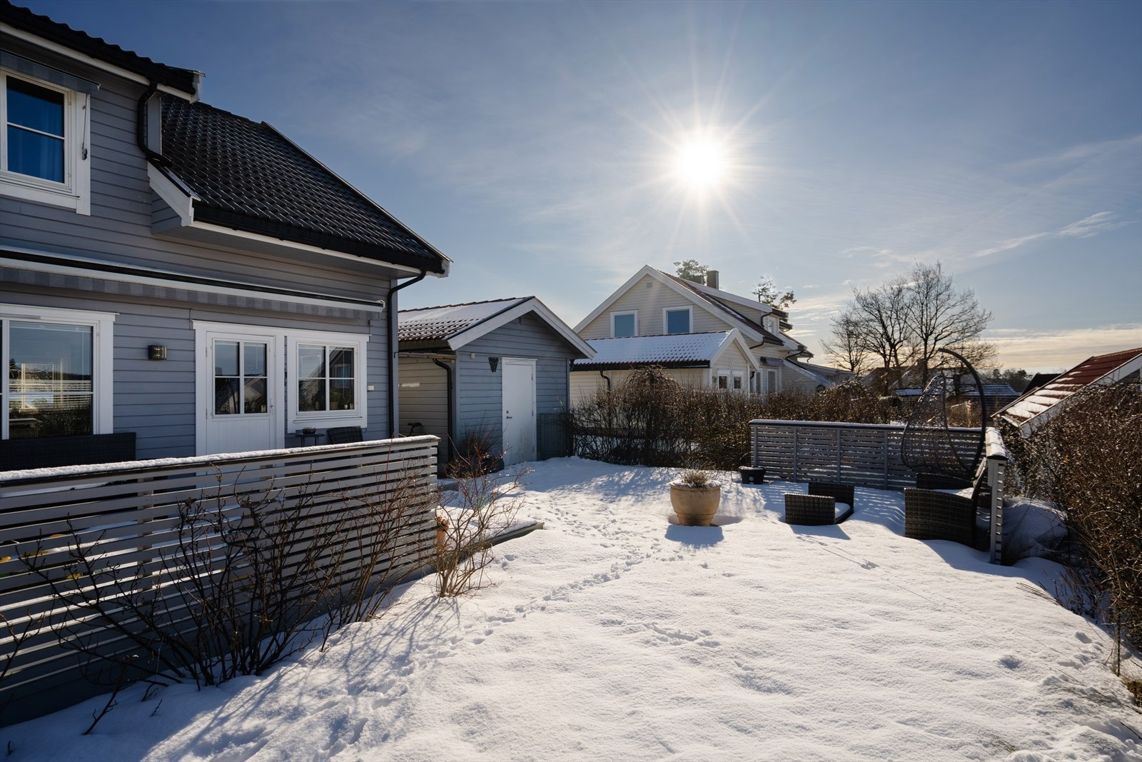 Nabolaget er kjent for sin opplevde trygghet og gode naboskap, med lite støy og trafikk, samt nærhet til skog og mark som gir gode turmuligheter. Galleribilde