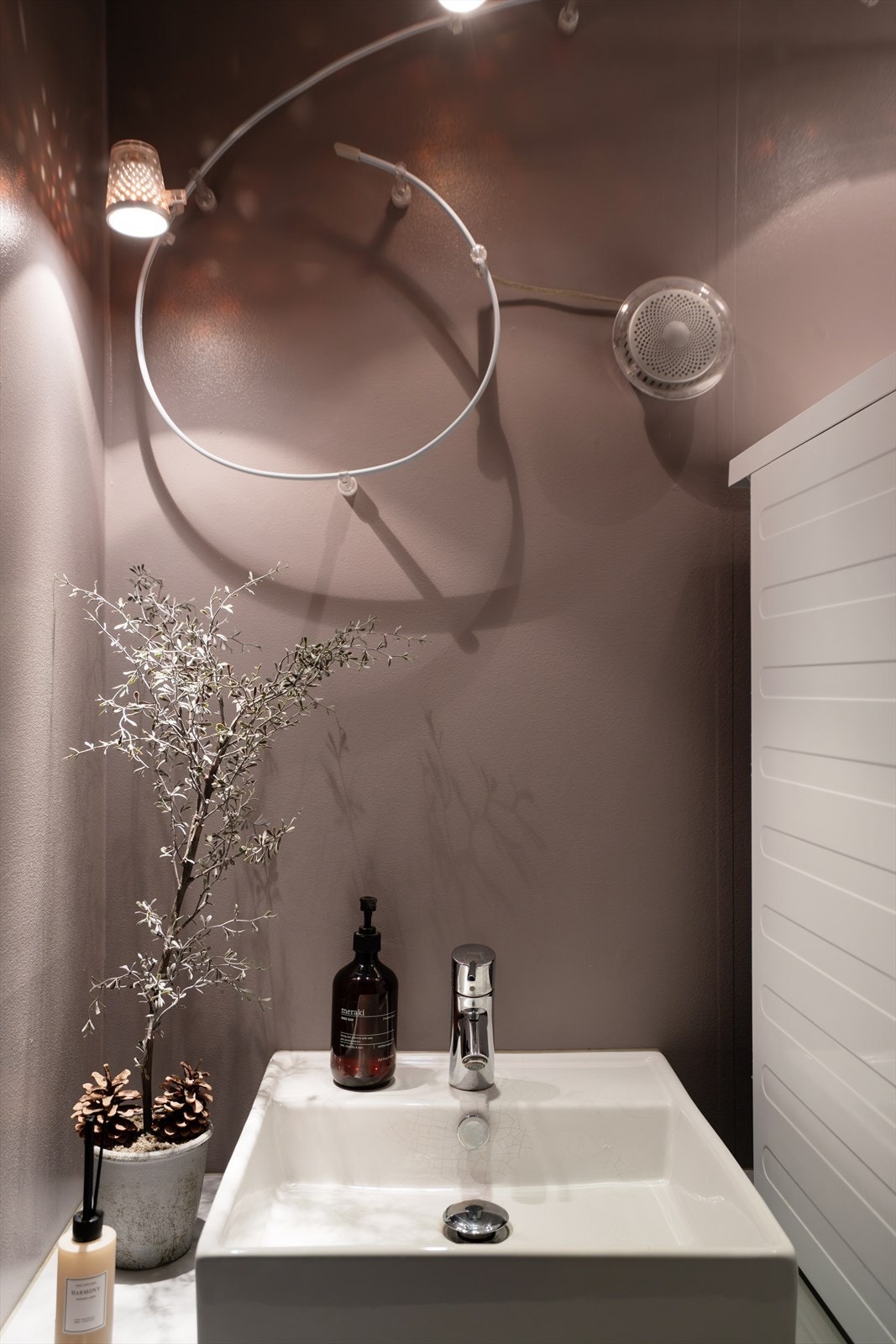 Toalettetrommet har servant, gulvstående toalett og varme i gulv. Galleribilde