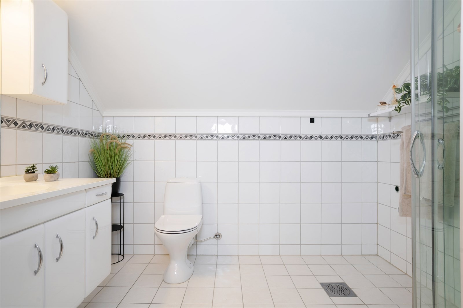 Badet i 2. etasje har fliser på gulv og vegger samt malt himling. Det er varmekabler i gulvet. Galleribilde