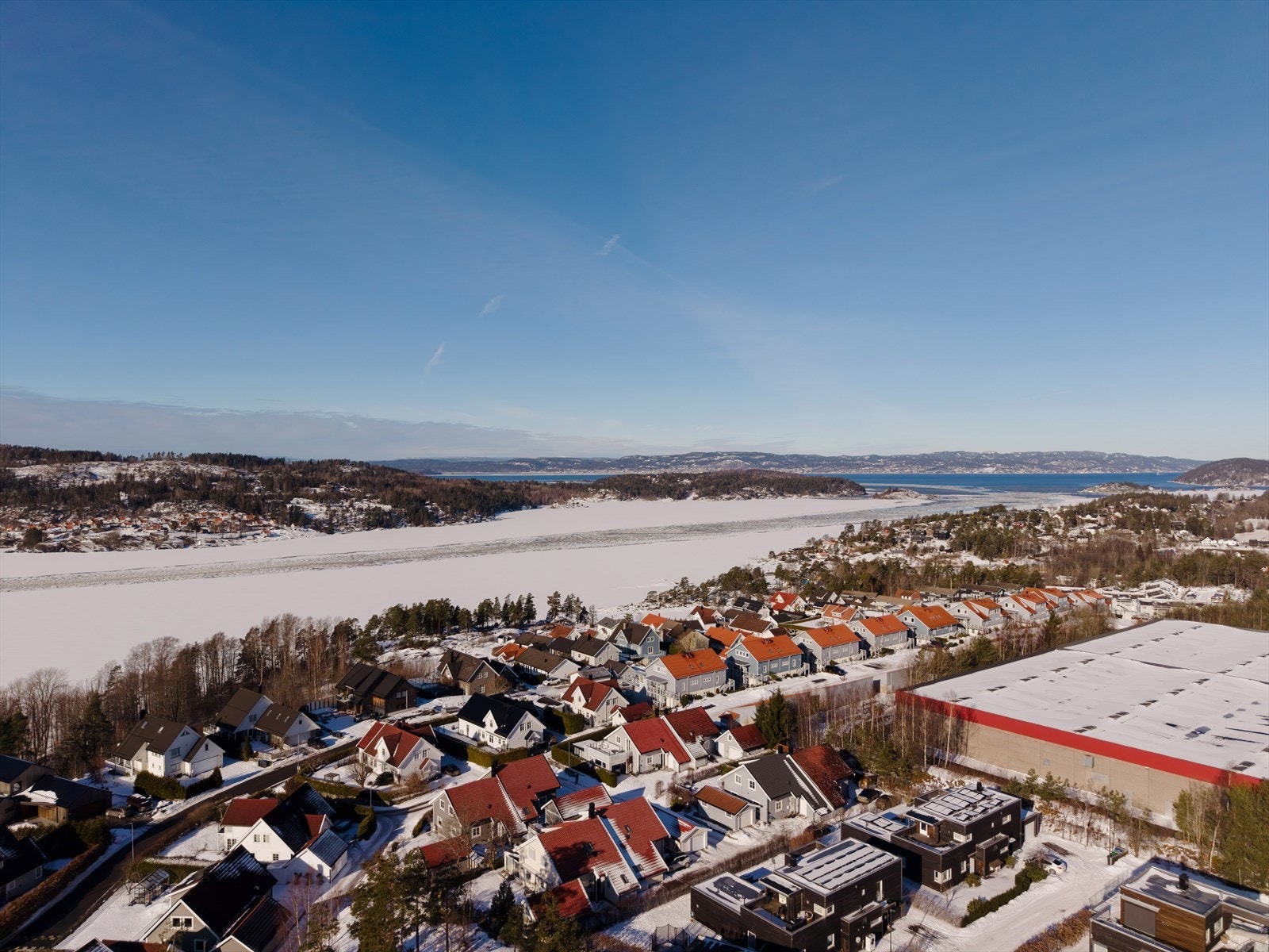 For familier er det flere skoler i nærheten, inkludert Nøkkeland skole (1-10 kl.) som ligger 3.3 km unna og Åvangen skole (1-7 kl.) 4.9 km fra eiendommen. Galleribilde