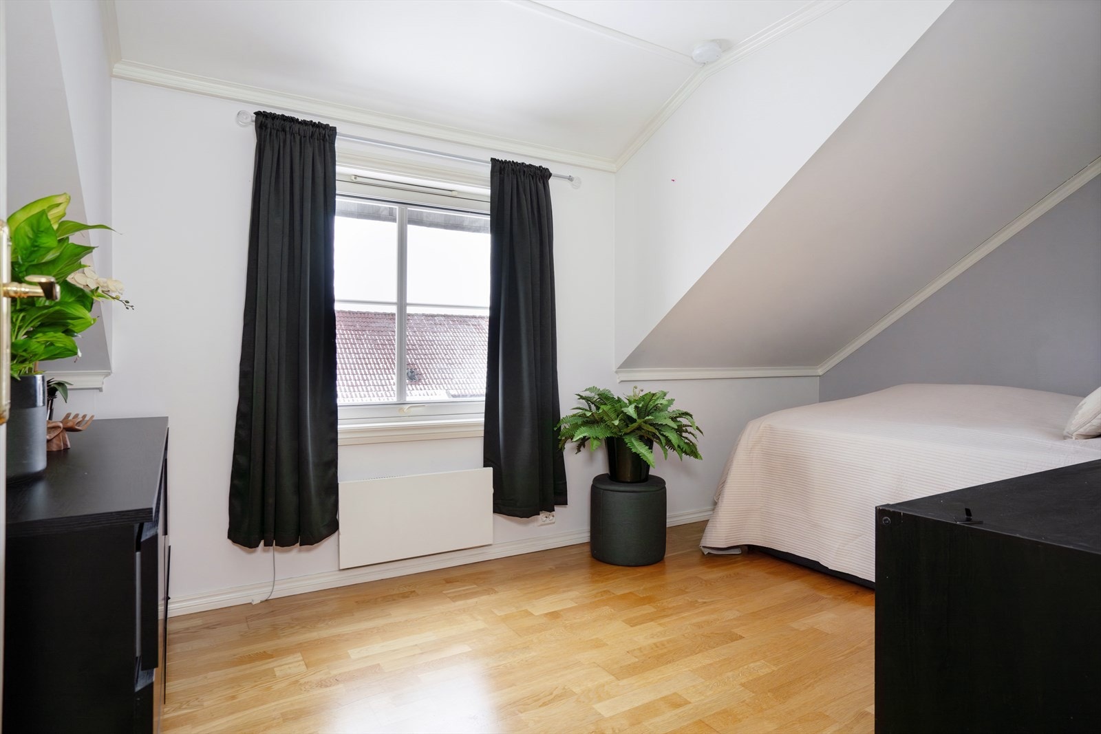 Soverom 1 har vindu og plass til dobbeltseng. Galleribilde