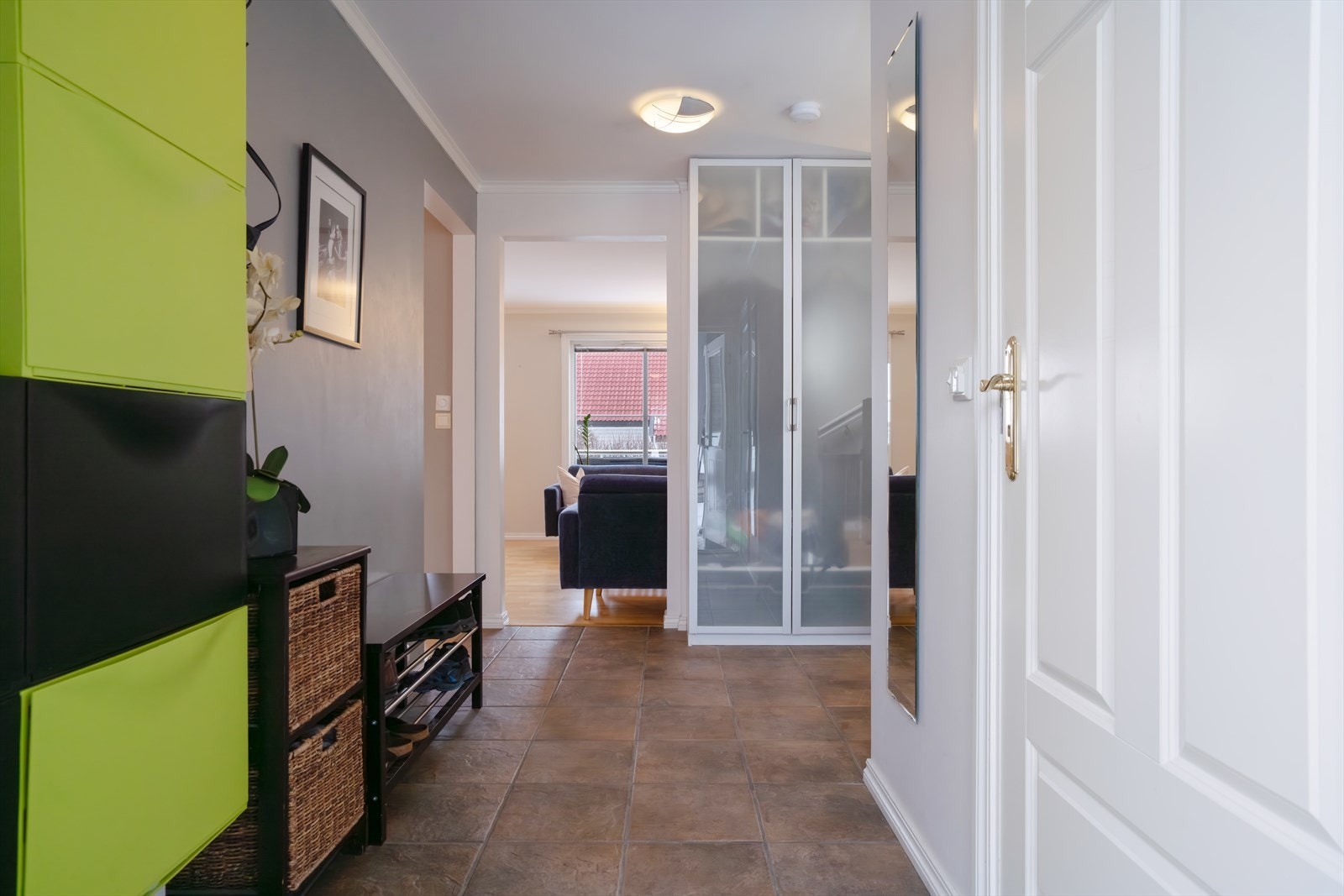 Koselig inngang som tar deg videre inn i boligen Galleribilde