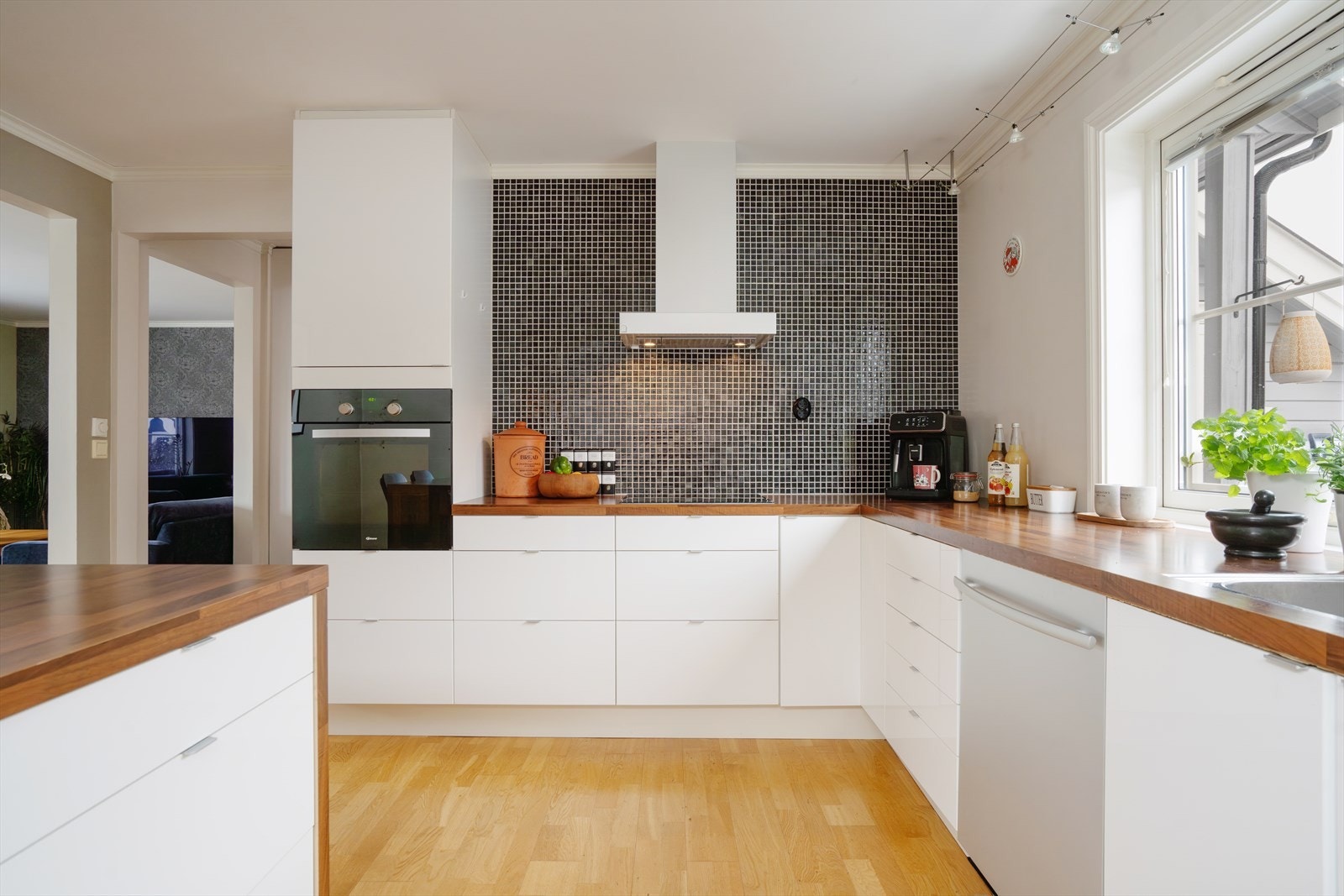 Kjøkkenet har innredning med over- og underskap og laminert benkeplate med helstøpt servant med to kummer. Galleribilde