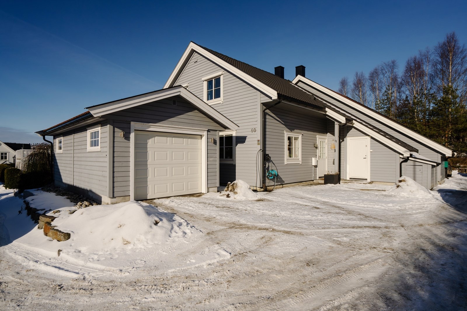 En halvpart av tomannsbolig oppført i 2003 med bruksareal på ca. 116 m² fordelt over to etasjer med garasje. Galleribilde