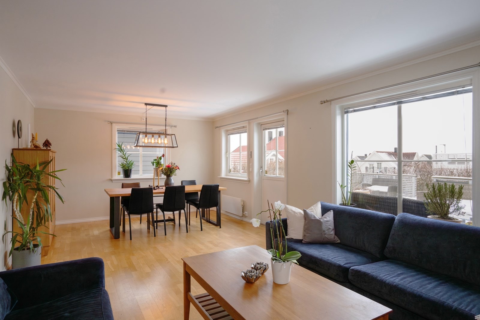 Stor spisestue med utgang til vestvendt terrasse på ca 24 m². Galleribilde