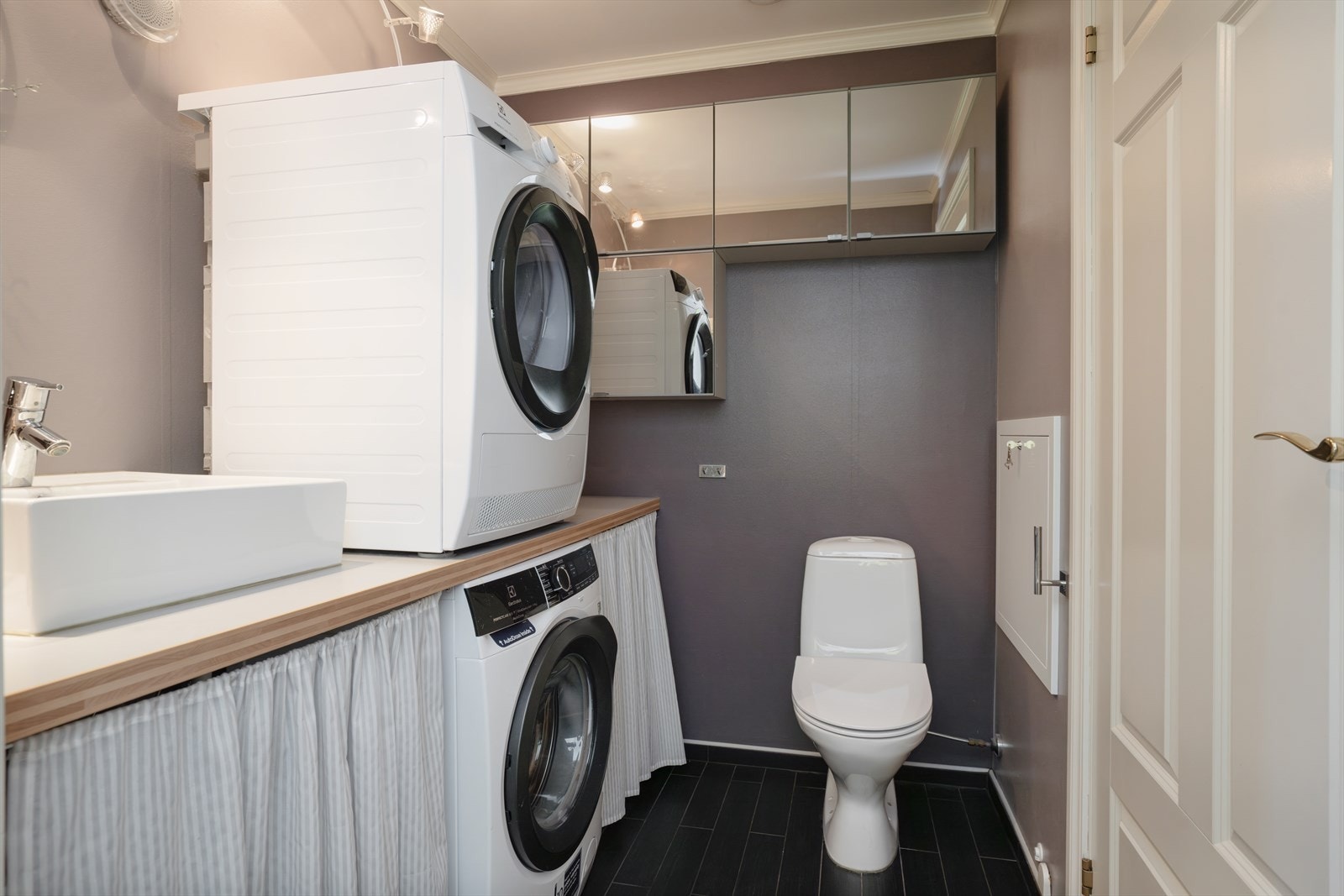 Toalettrom i 1. etasje med opplegg for vaskemaskin og tørketrommel. Galleribilde