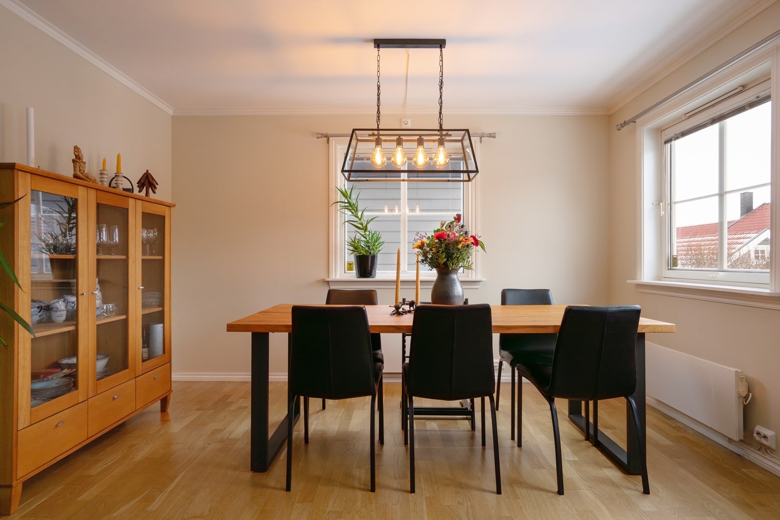 Spisestuen er romslig med vindusflater som slipper inn rikelig med naturlig lys. Galleribilde
