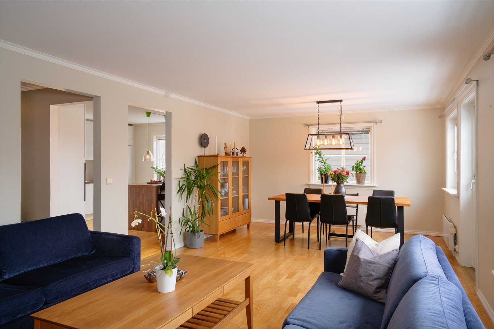 Her får du en gjennomgående god standard, vestvendt terrasse med gode solforhold og praktisk planløsning med tre soverom. Galleribilde