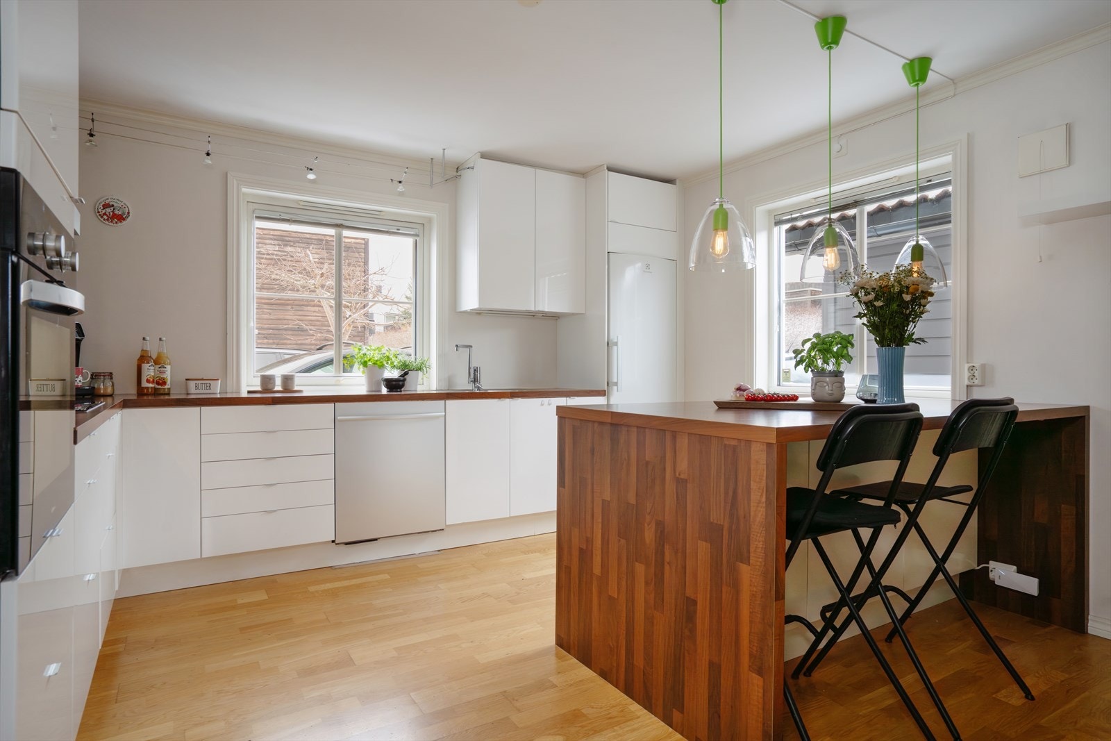 Kjøkkenet er utstyrt med ventilator over kokesone med avtrekk ut. Komfyr, platetopp, kjøle-/fryseskap og oppvaskmaskin er installert. Galleribilde