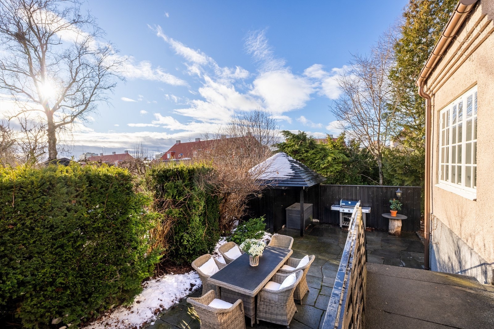 Selger opplyser om gode solforhold fra ca. kl. 11 til kl. 20 om sommeren. Galleribilde