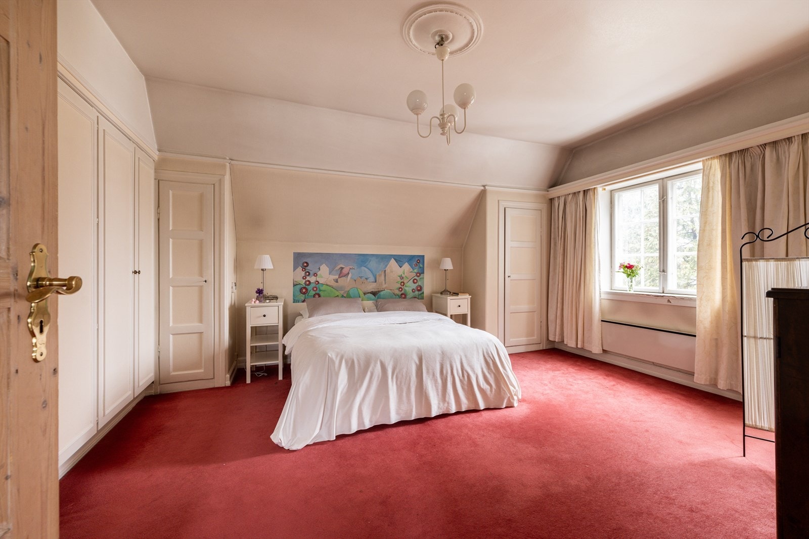 Boligens hovedsoverom er av god størrelse med plass til dobbeltseng og eventuelt ønsket møblement for oppbevaring. Galleribilde