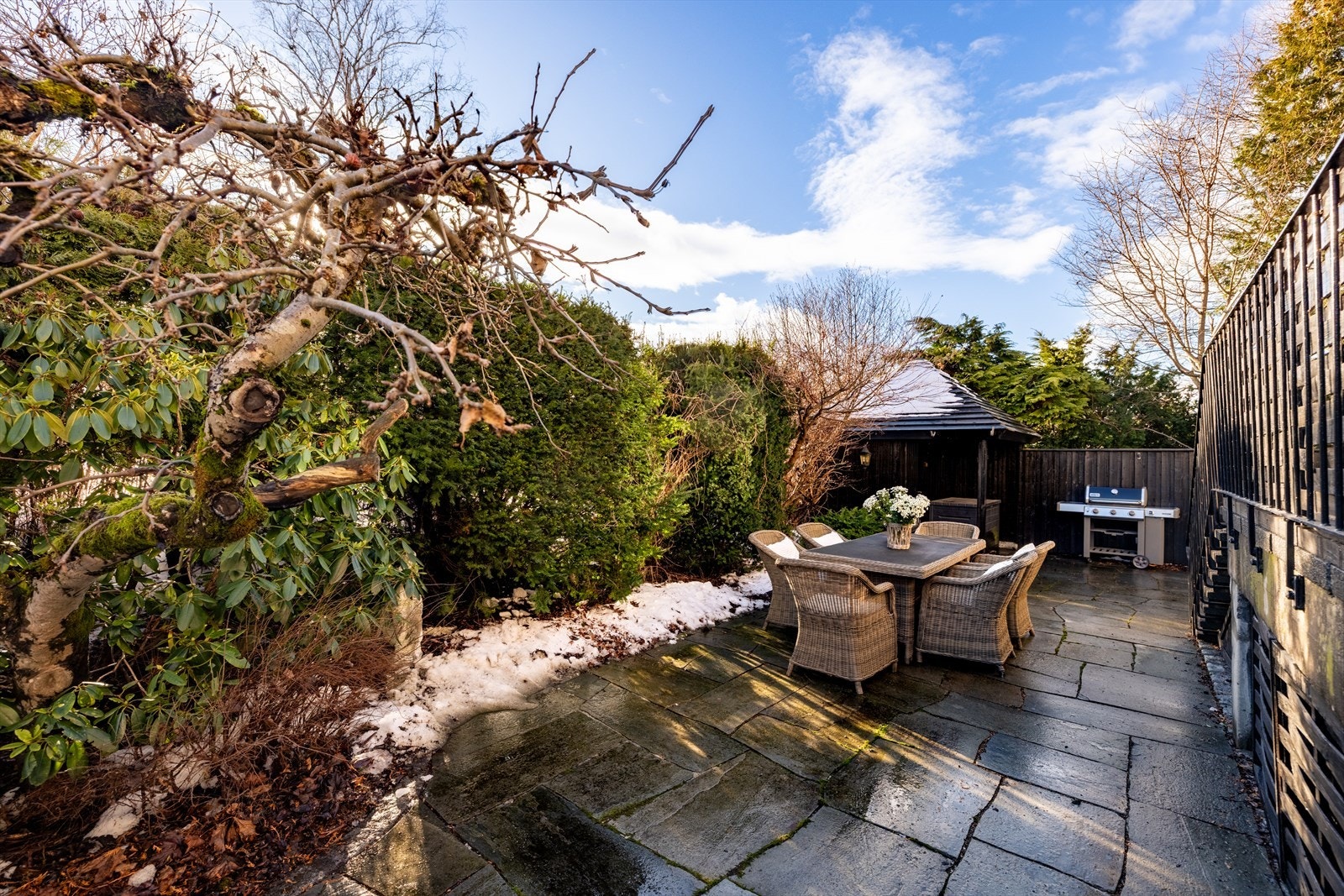 Her befinner man seg i en egen oase omkranset av frodig beplanting som skaper en skjermet tilværelse. Galleribilde