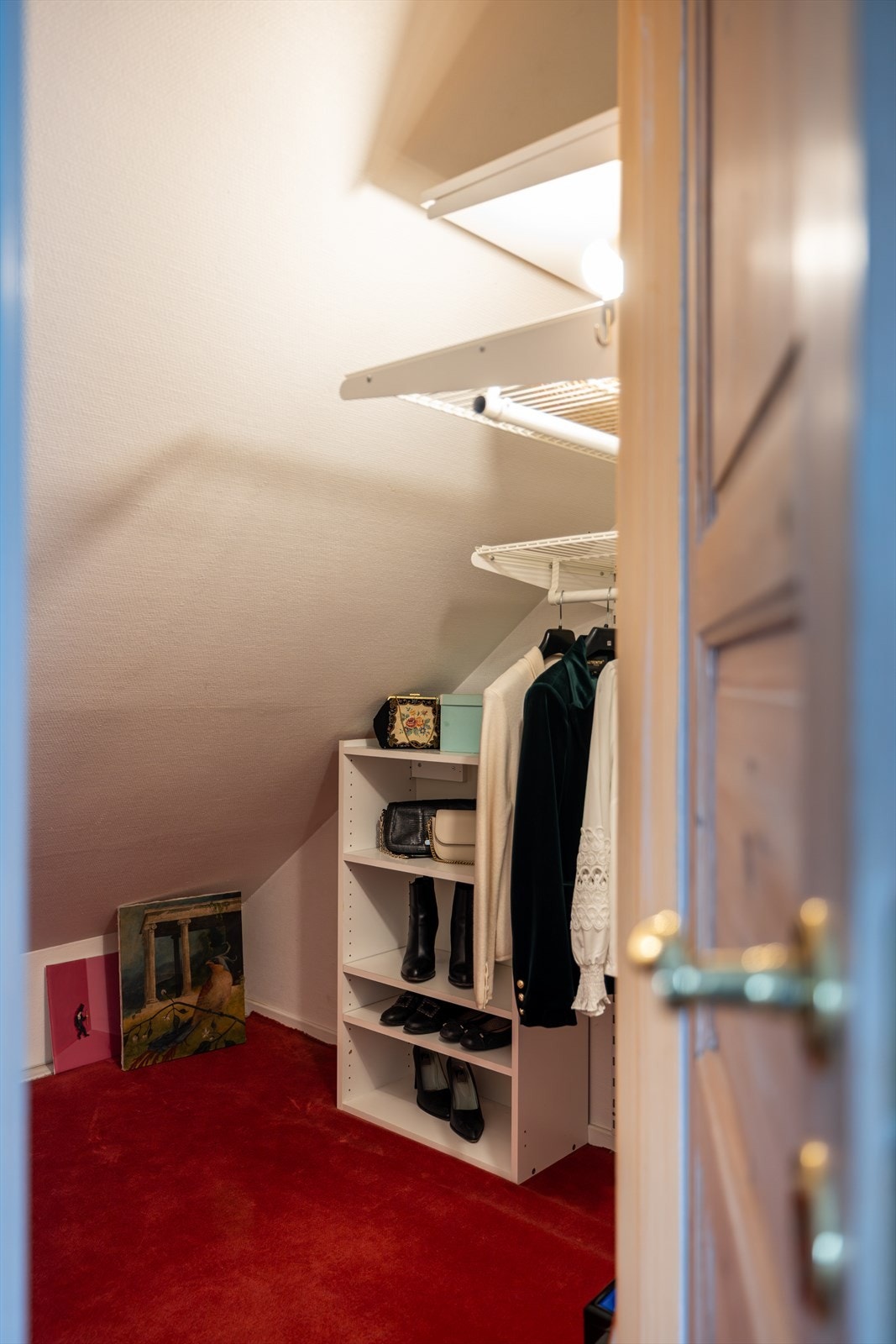 Detaljer | Godt med lagringsplass på loft i flere boder. Galleribilde