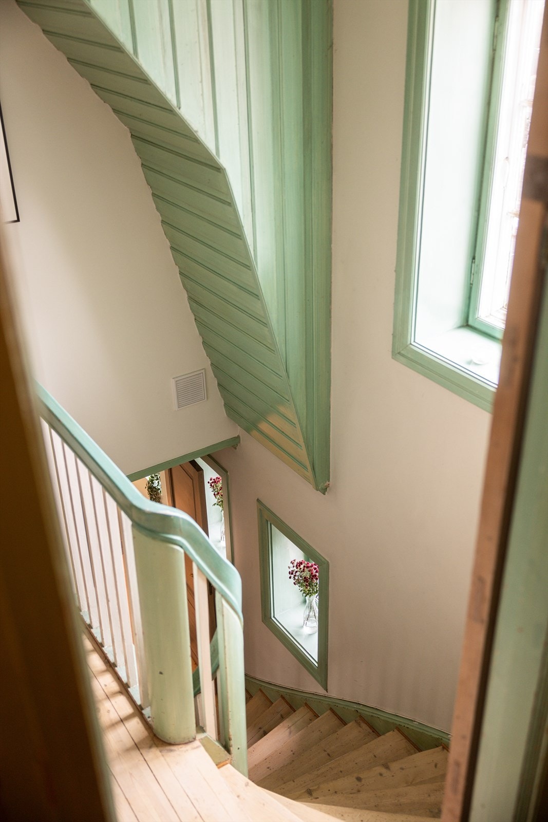 Videre kommer vi opp til boligens 2. etasje. Her finner man stue, bad og to soverom. Galleribilde