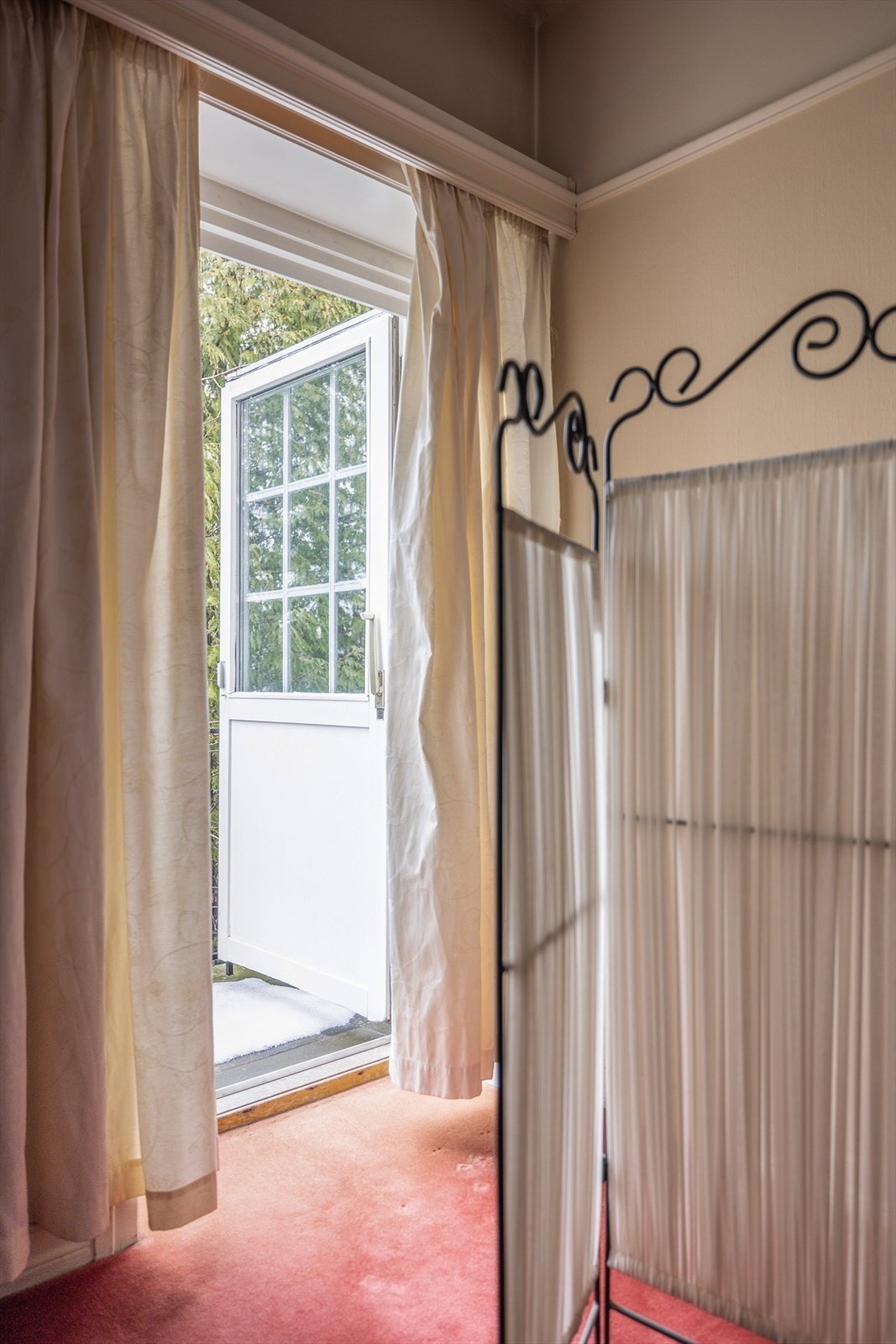 Fra soverommet er det adkomst til sjarmerende balkong. Galleribilde