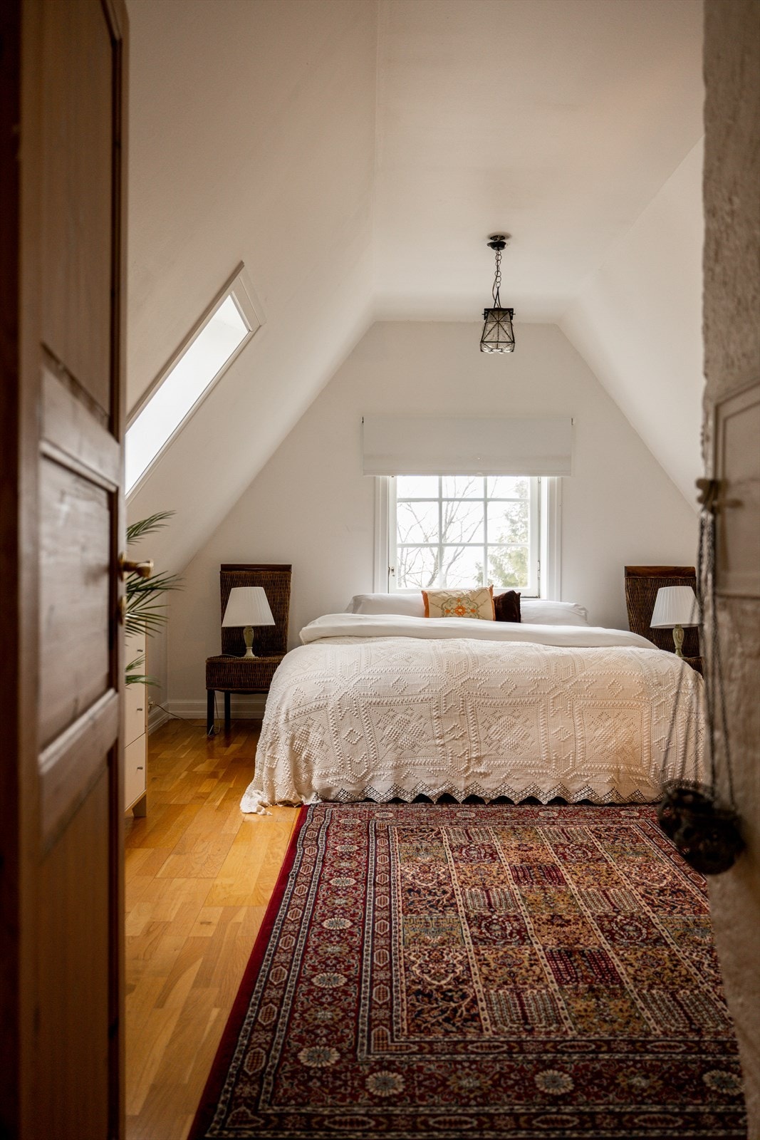 Deler av det som er innredet som soverom på loft, ble i 1935 godkjent som værelse/pikeværelse. Galleribilde