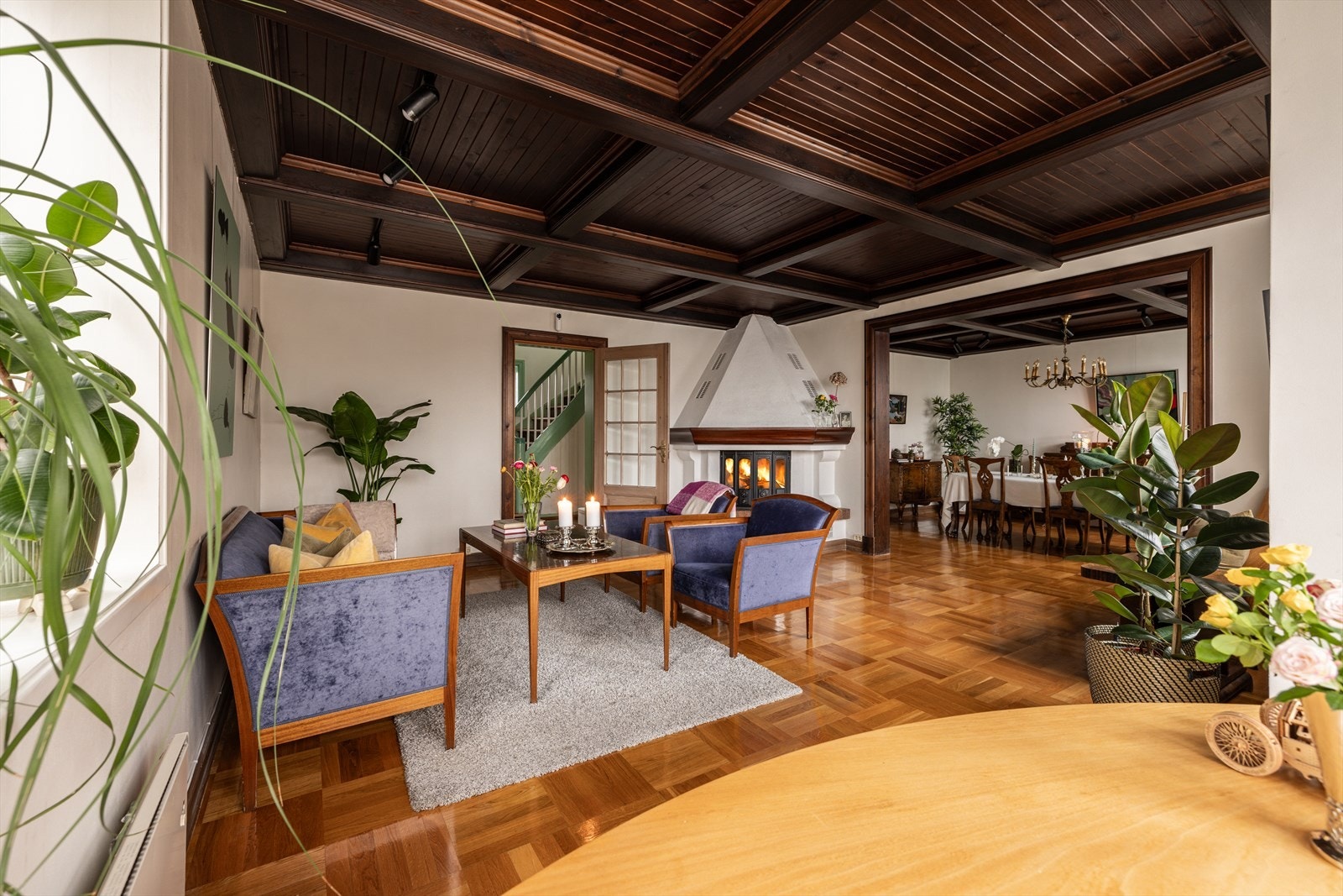 I stuen finner man en lun peis som setter et hyggelig og stemningsfullt preg på rommet, samtidig som den varmer godt på kalde dager. Galleribilde