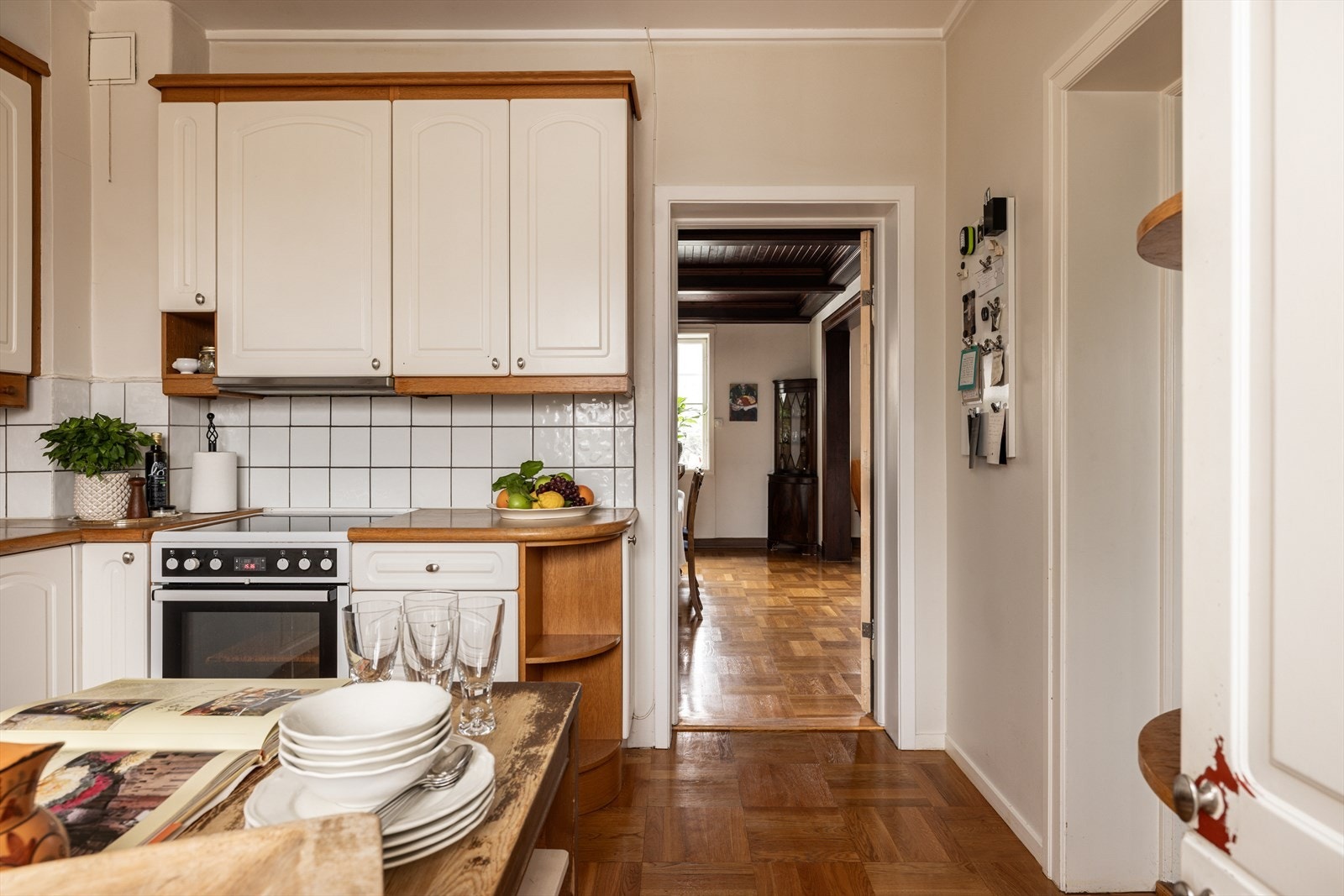 Kjøkkenet er praktisk utformet, og har godt med både skap- og benkeplass til matlagingen. Galleribilde