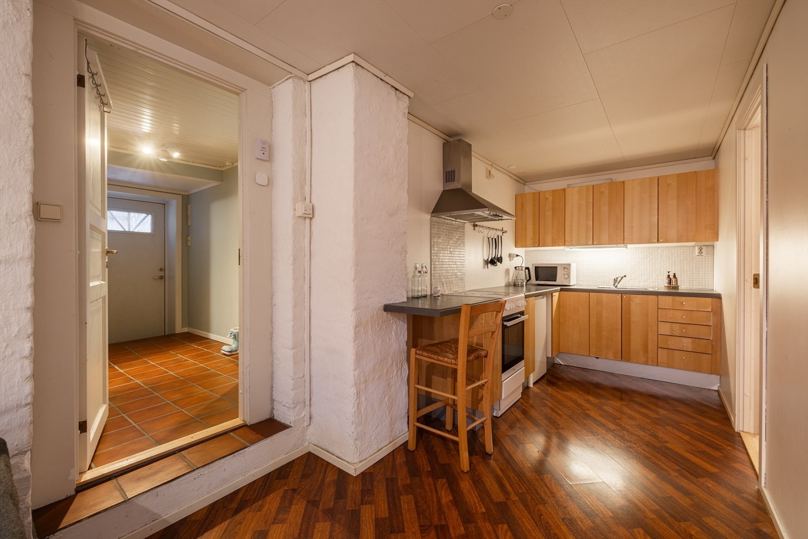 Ikea kjøkkeninnredning fra 2005 med laminat benkeplate, mosaikk fliser over benk og nedfelt kum. Galleribilde