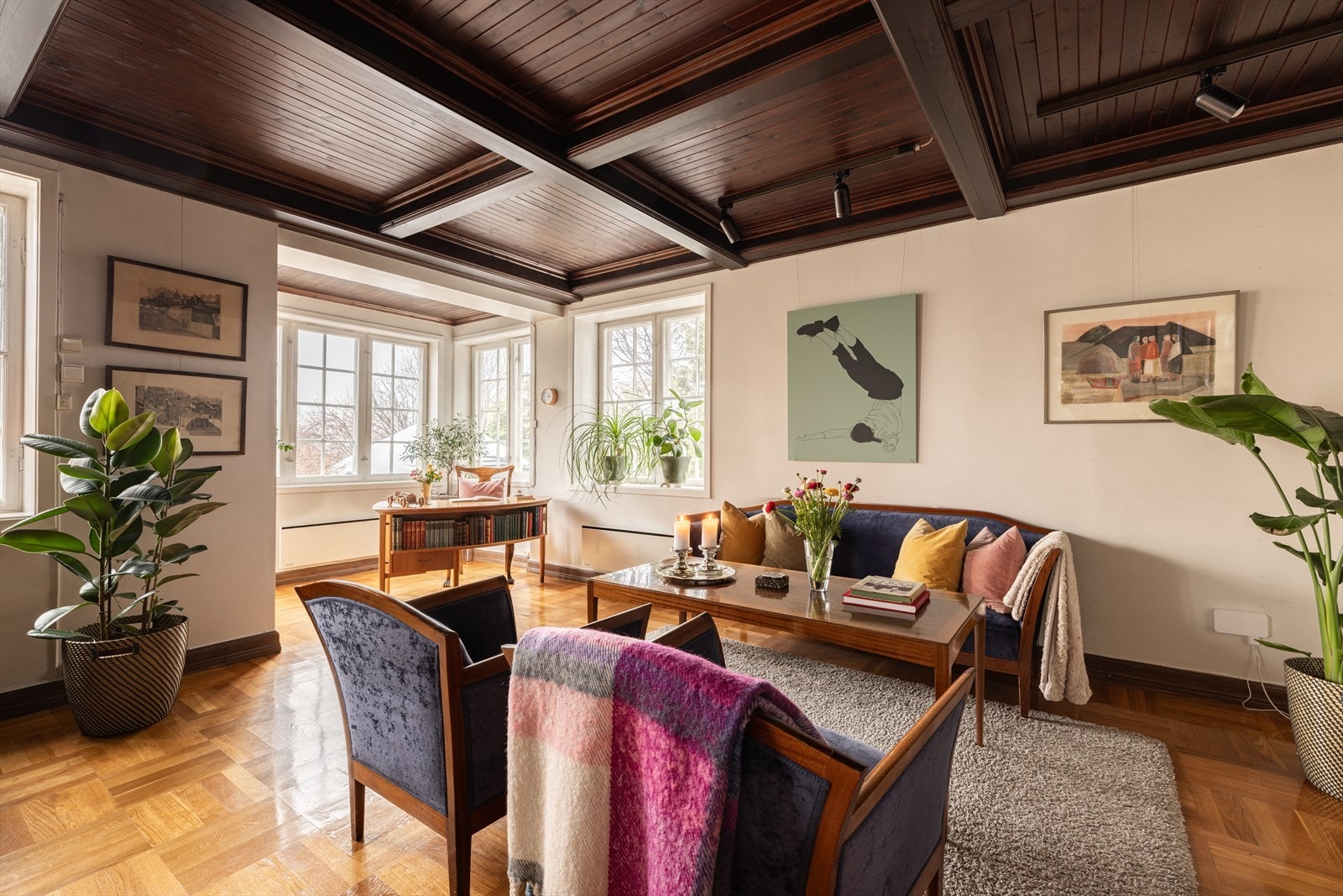 Innvendig oppleves boligen svært lys og luftig med store vindusflater fra flere kanter som slipper inn rikelig med dagslys. Galleribilde