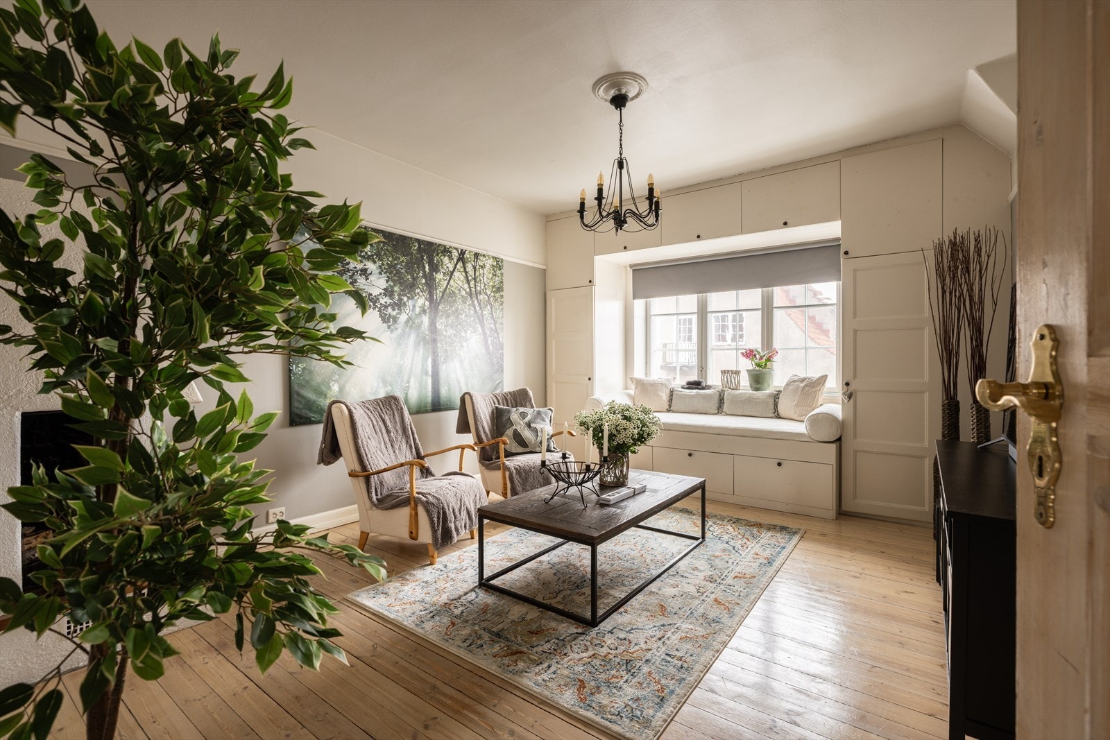 Deler av 2. etasjen er innredet som hyggelig stue og kan fint innredes etter eget ønske og behov. Galleribilde