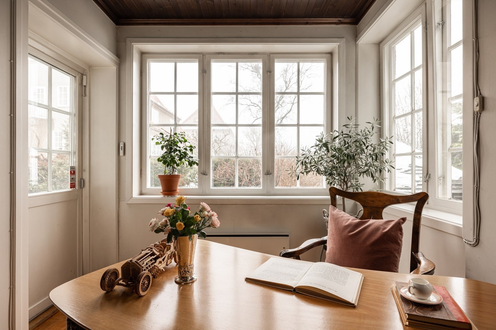 Fra stue er det direkte adkomst til nydelig, skjermet uteplass som er pent opparbeidet. Galleribilde