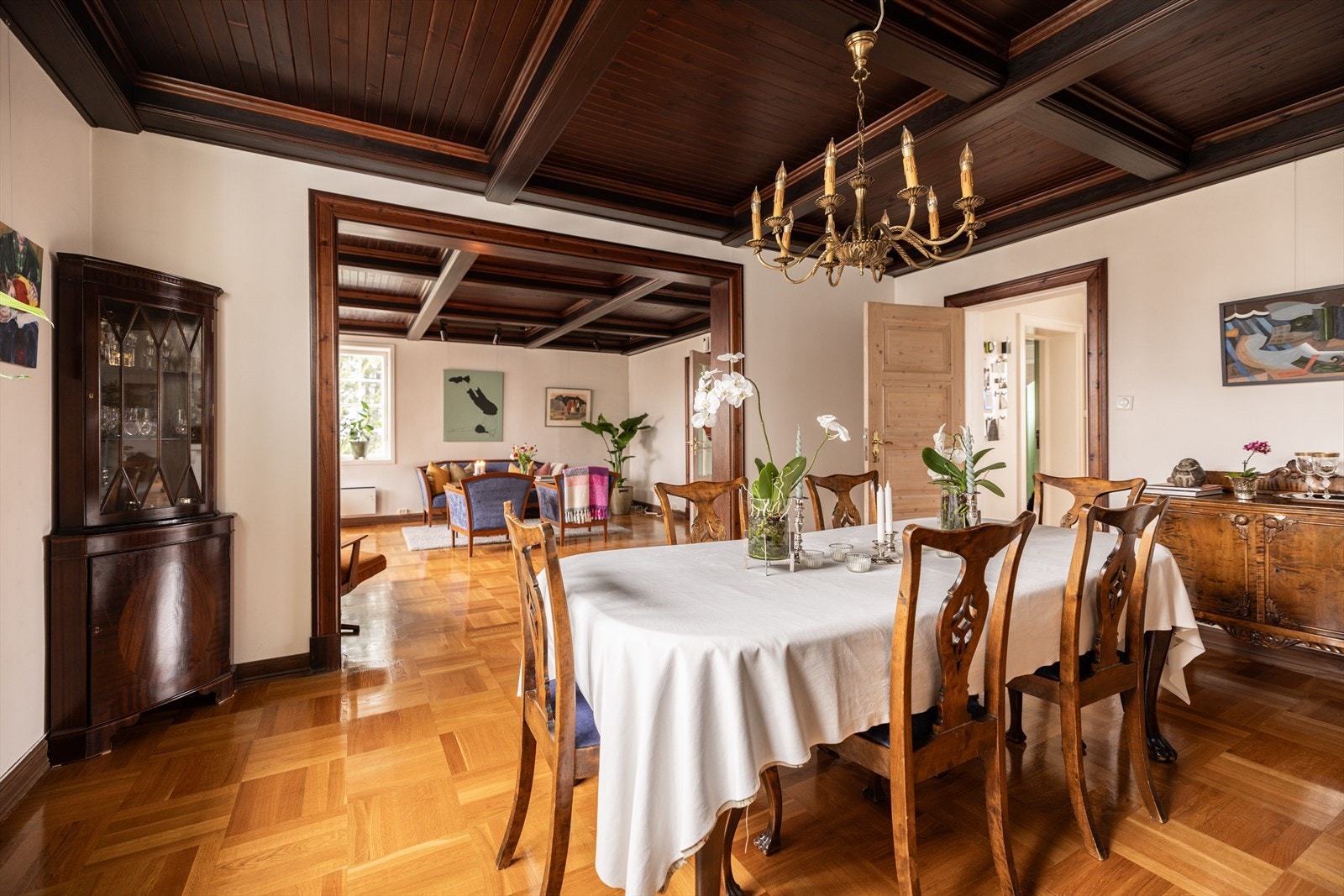 Det er naturlige soner for både sofaseksjon og langbord i tilknytning til kjøkkenet. Galleribilde