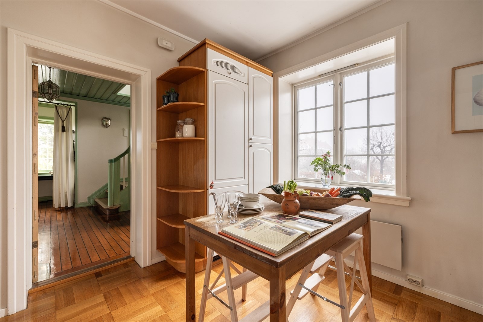 Også på kjøkkenet er det mye naturlig lys. Galleribilde