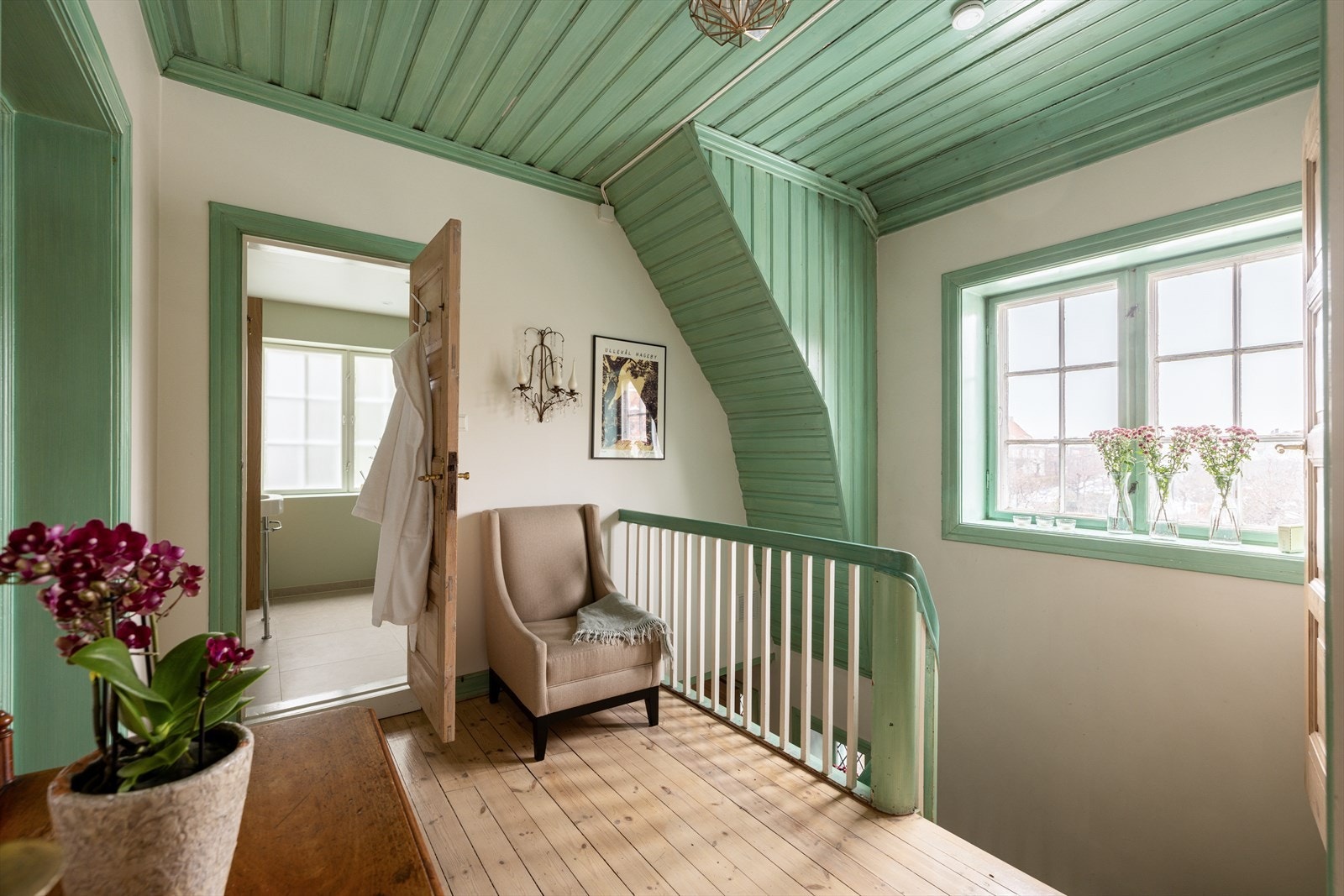 Detaljer | Bad sett fra trappegang. Galleribilde