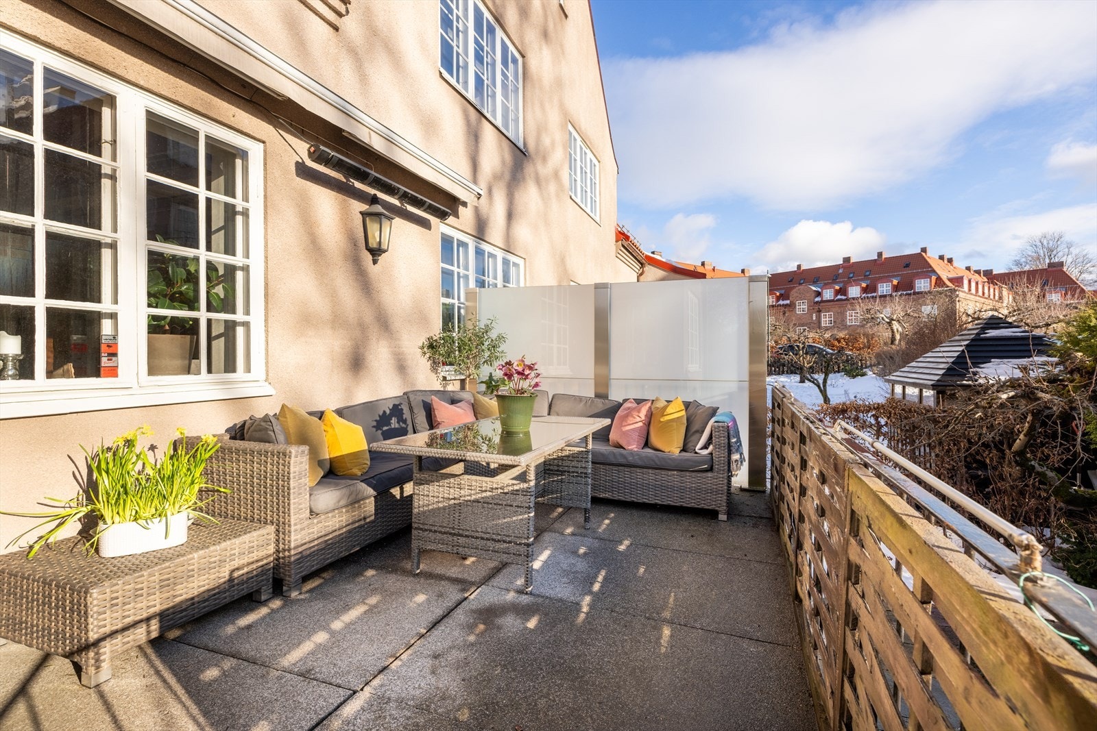 I hagen finner man stor terrasse med rom for flere hyggelige soner både for hygge og avslapning, samt lek og moro Galleribilde