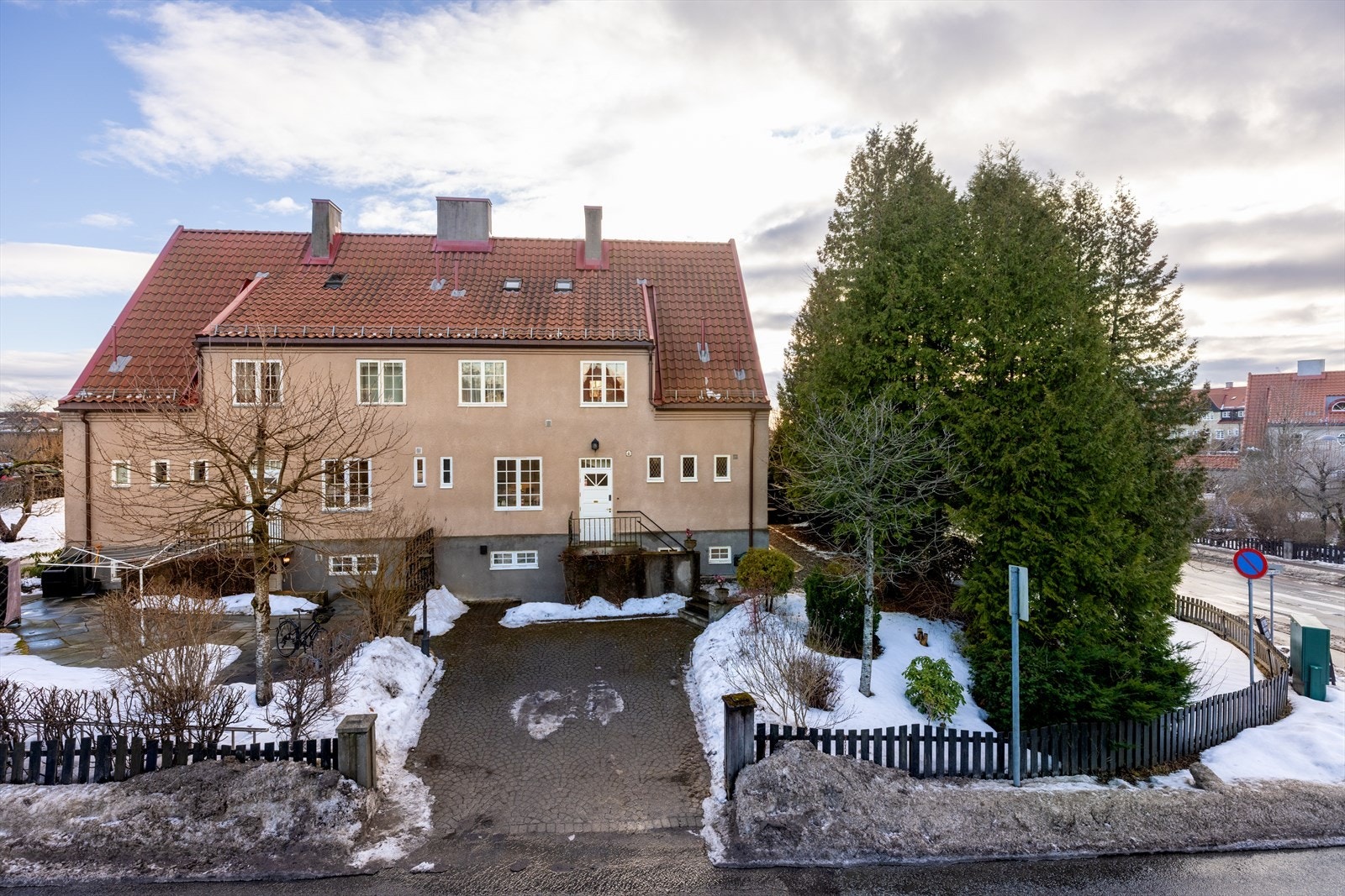 Det medfølger parkeringsplass på egen gårdsplass. Galleribilde