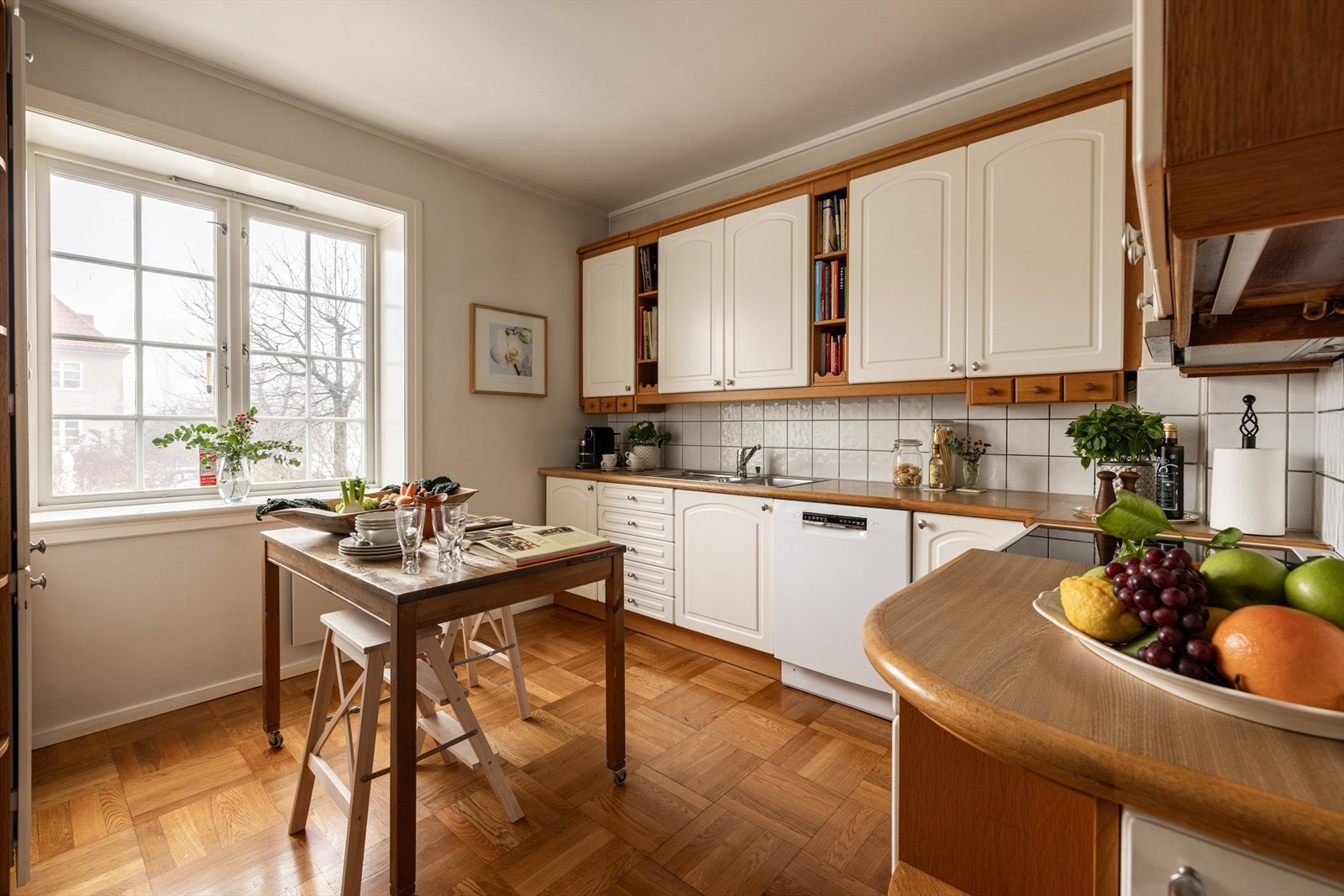 Fra stue er det videre adkomst til kjøkken. Galleribilde