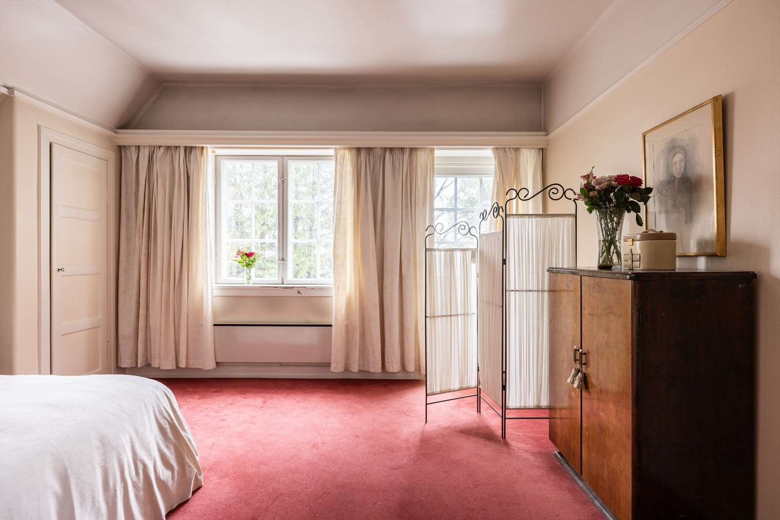 Store vindusflater som slipper inn rikelig med naturlig sollys. Galleribilde