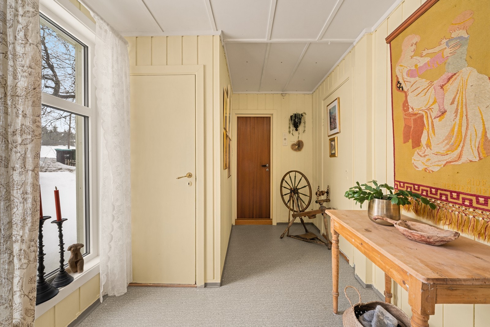 Adkomst til bad og kjeller fra entréen. Galleribilde