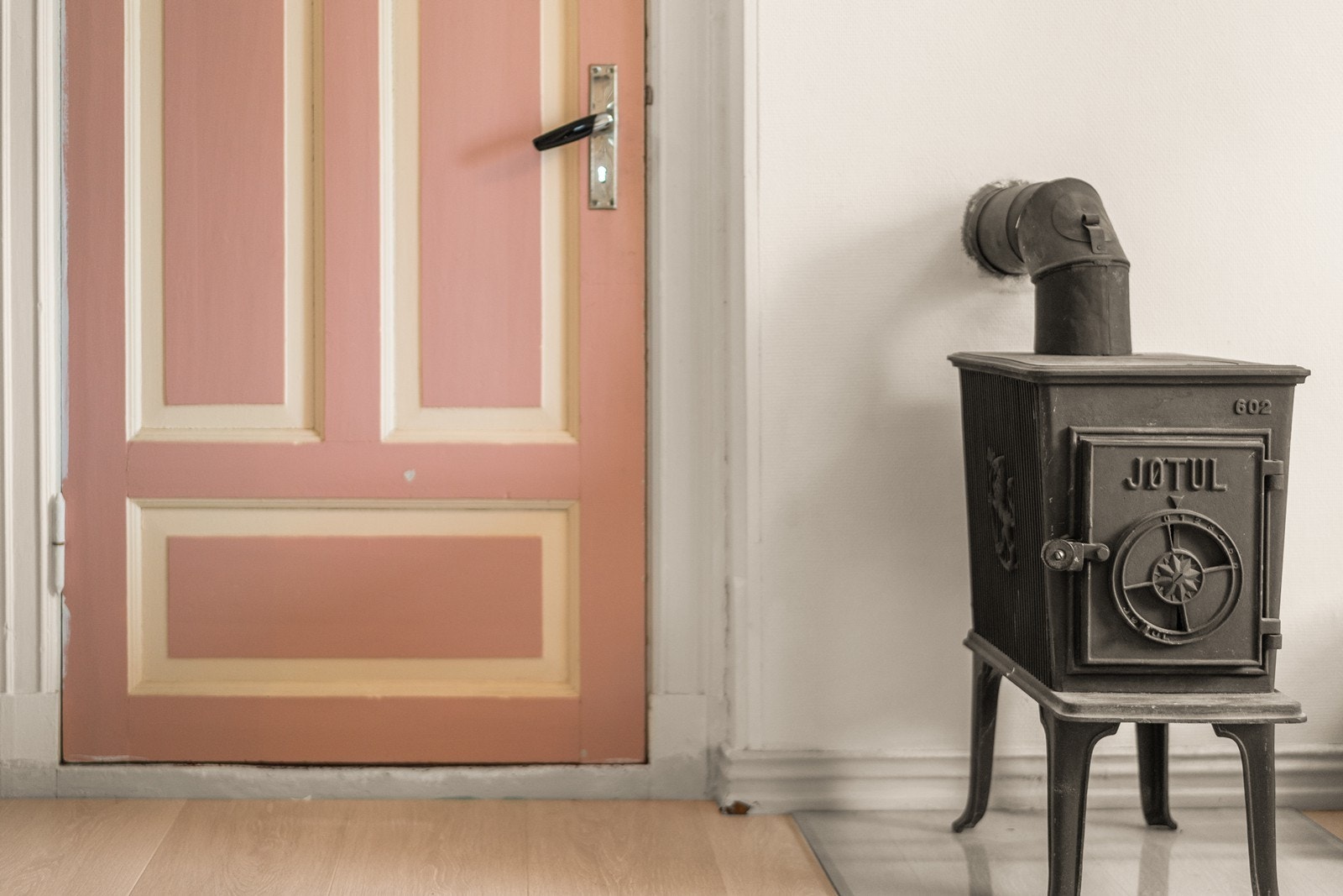 I 2. etasje er det en vedovn fra Jøtul som varmer godt på de kaldeste vinterdagene. Galleribilde