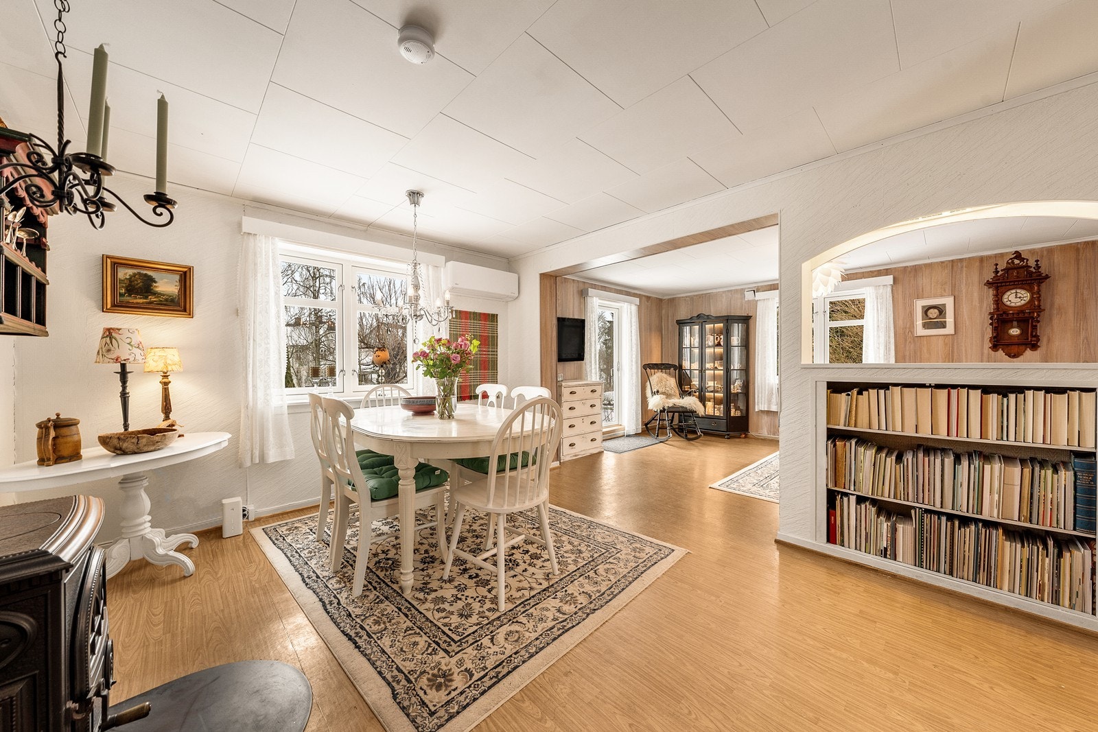 Boligen har en lys og innbydende stue med flere vindusflater. Galleribilde