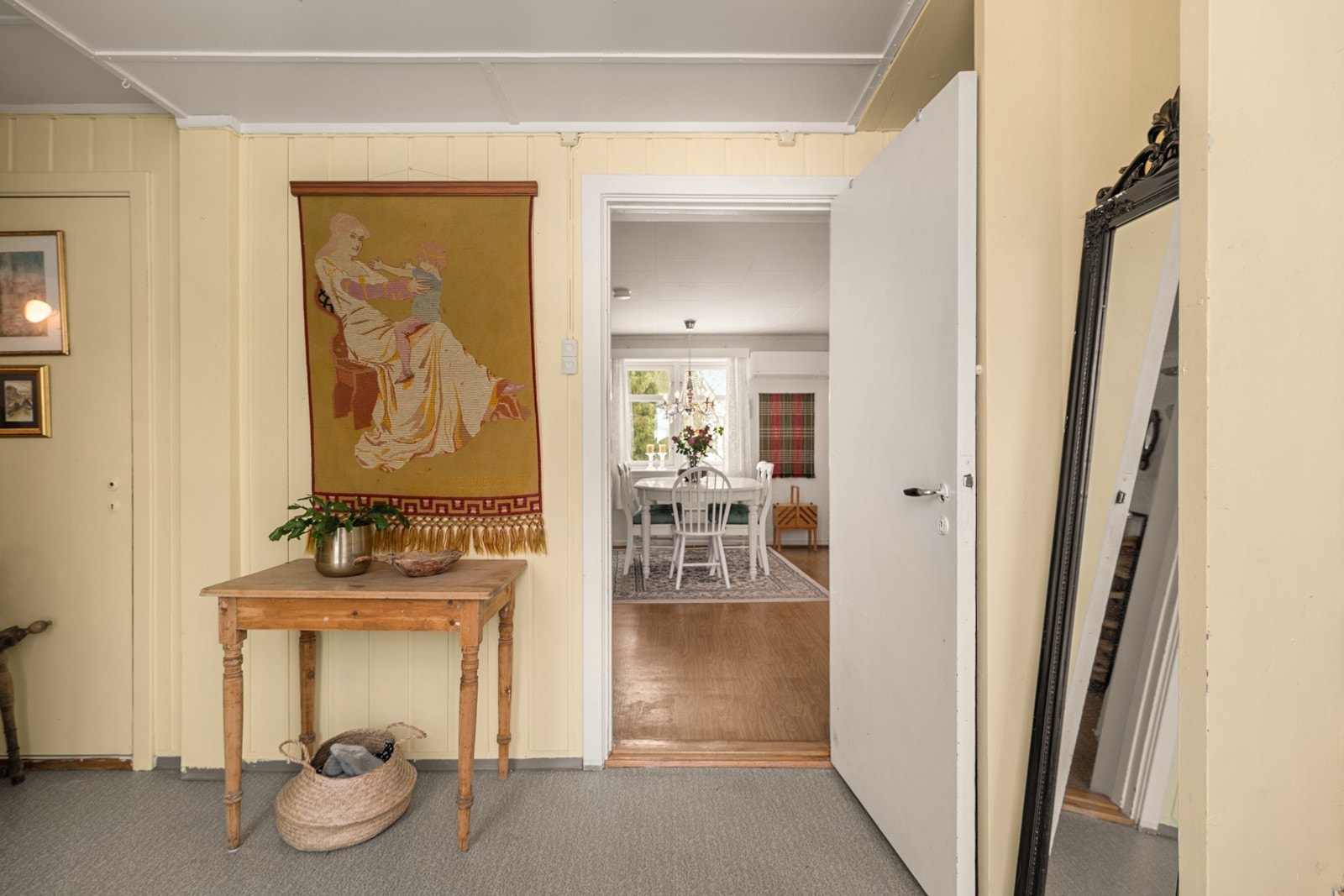 Entré med plass til oppbevaringsmøblement. Galleribilde