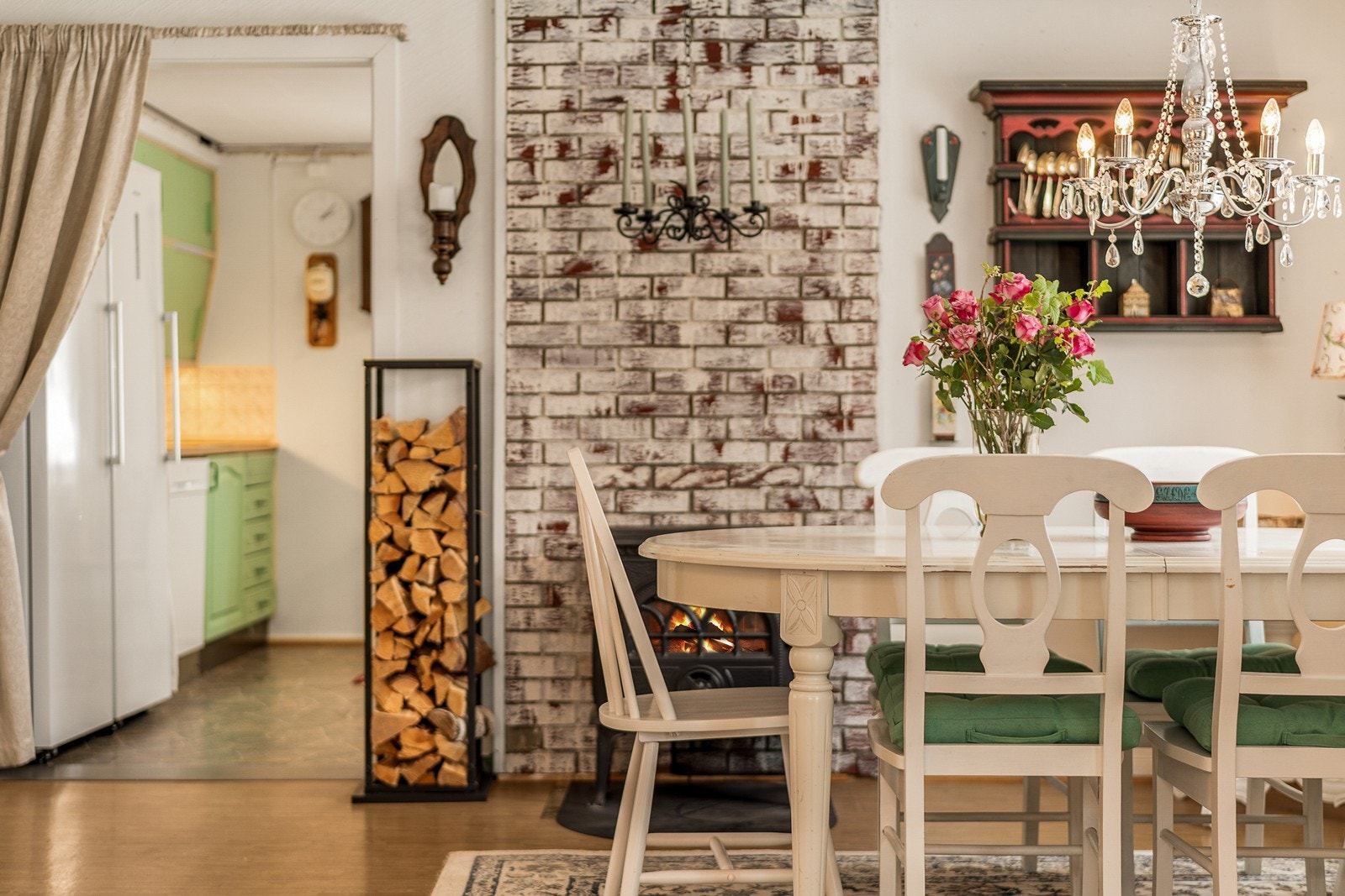 I stuen har man vedovn og det er montert varmepumpe. Galleribilde