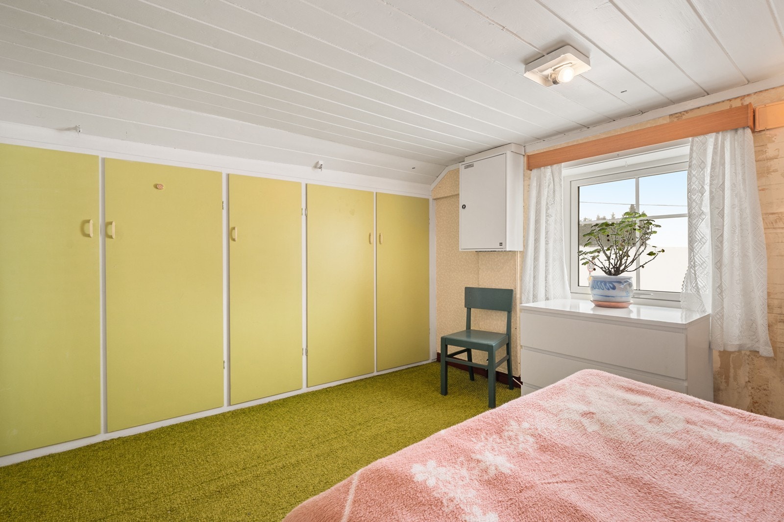 Plassen er godt utnyttet med veggskap også i dette rommet. Galleribilde