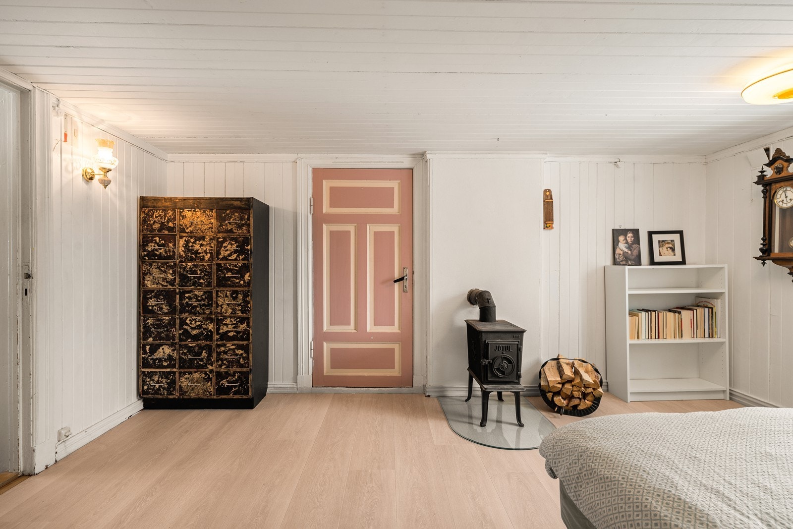 Nydelige dørblader malt i rosa og fersken. Galleribilde