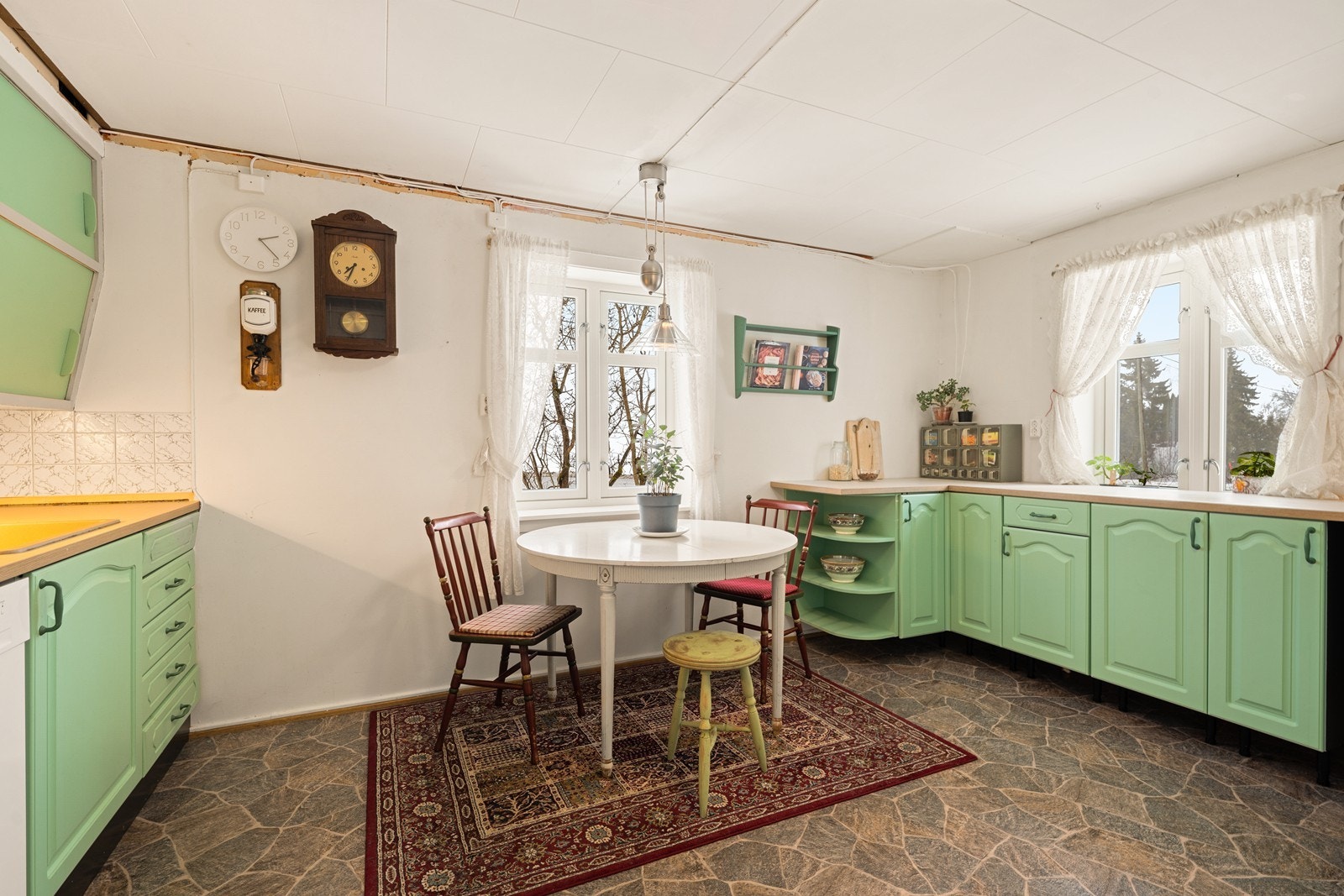 Kjøkkenet er av god størrelse med plass til kjøkkenbord. Galleribilde