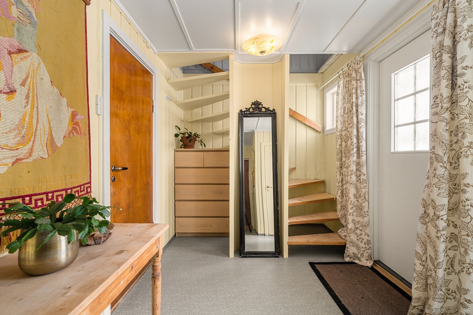 ...og trapp til 2. etasje. Galleribilde