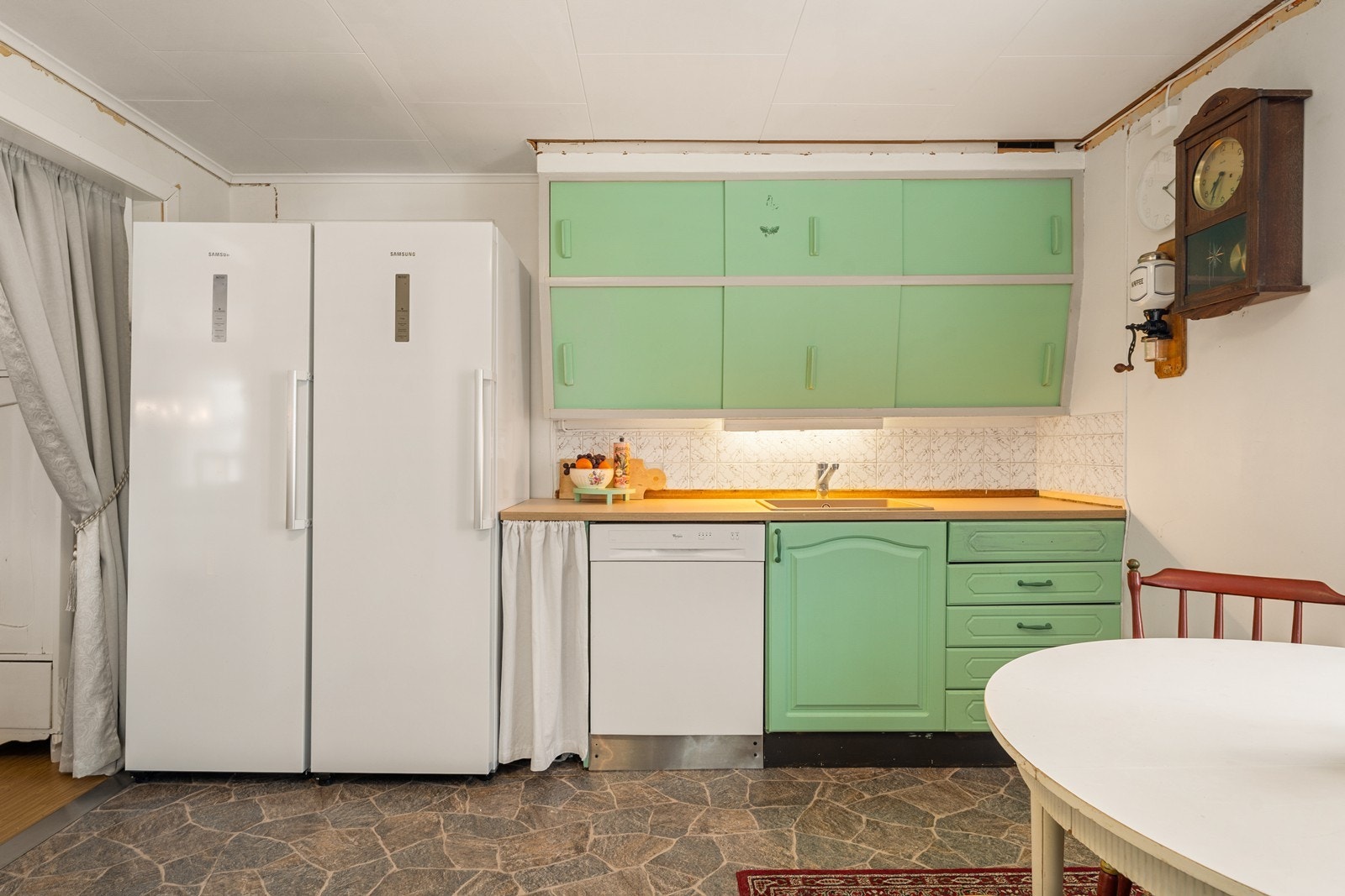 Det er avsatt plass til frittstående hvitevarer. Galleribilde