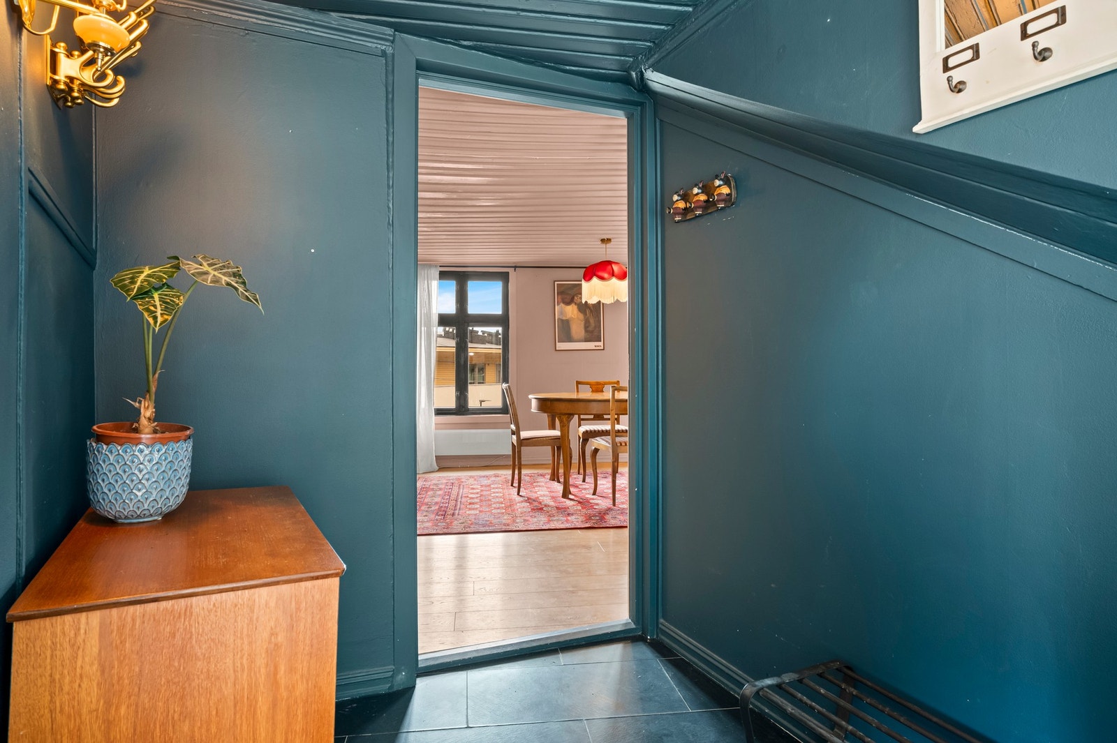 Fin entré med hengeplass til ytterklær og callinganlegg på vegg ved ytterdør Galleribilde