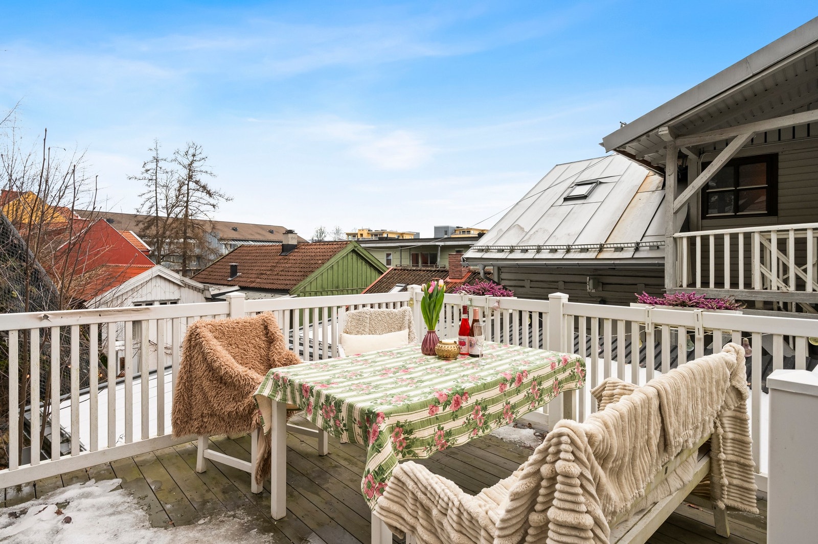 Koselig og skjermet felles terrasse for sameiet Galleribilde