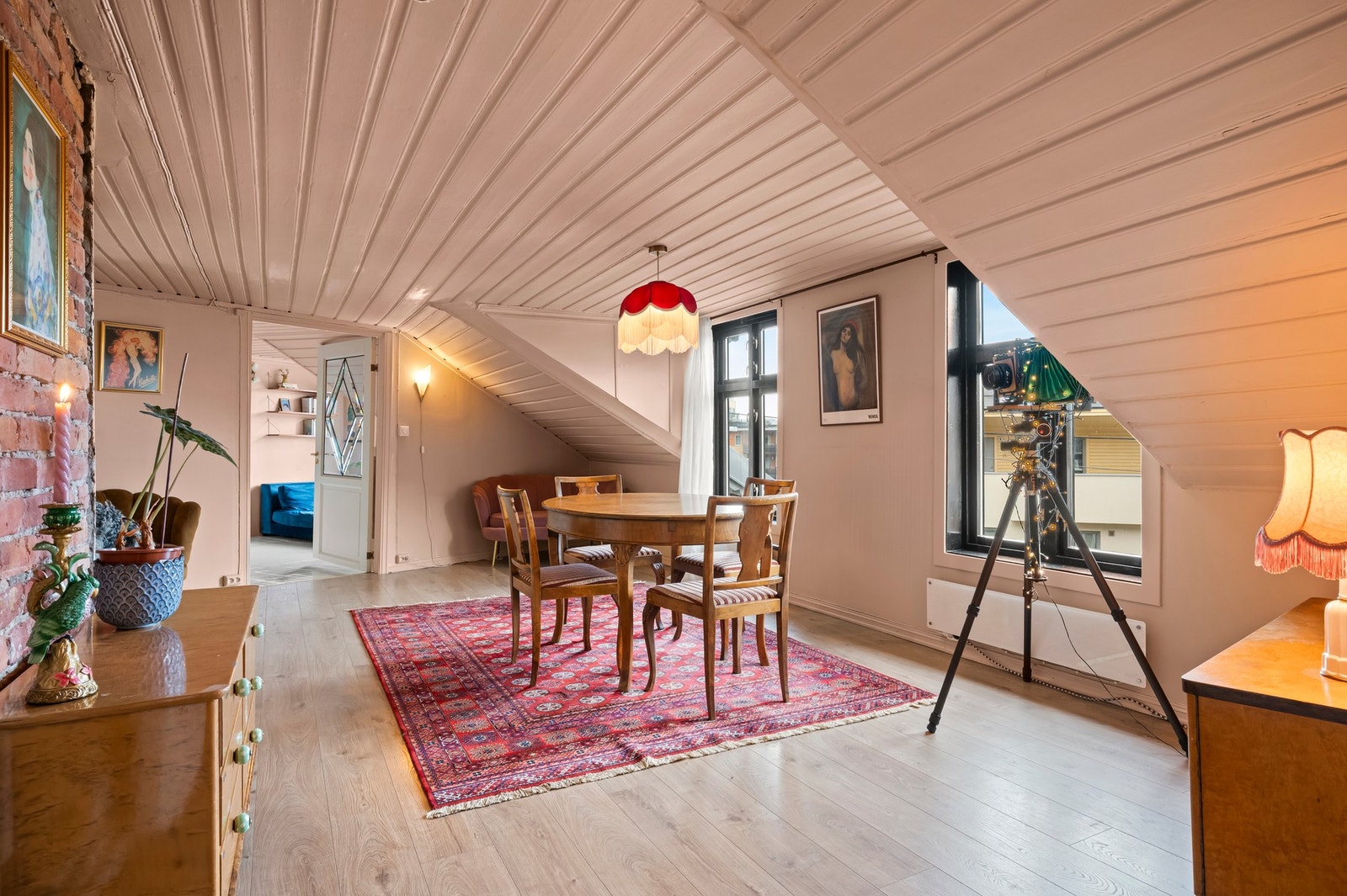 I spisestuen er det god plass til en stor spisestue hvor man kan invitere til hyggelige middager Galleribilde