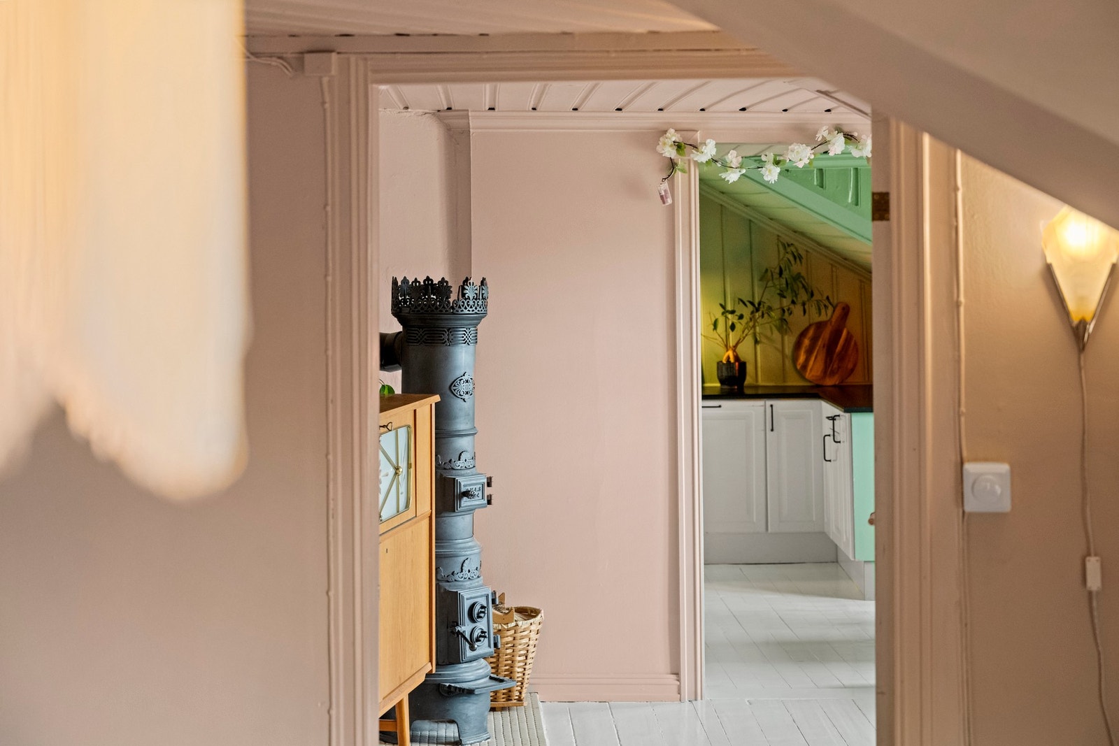 I peisestuen er det en stor klassisk prinsesseovn som varmer godt på kalde vinterdager Galleribilde