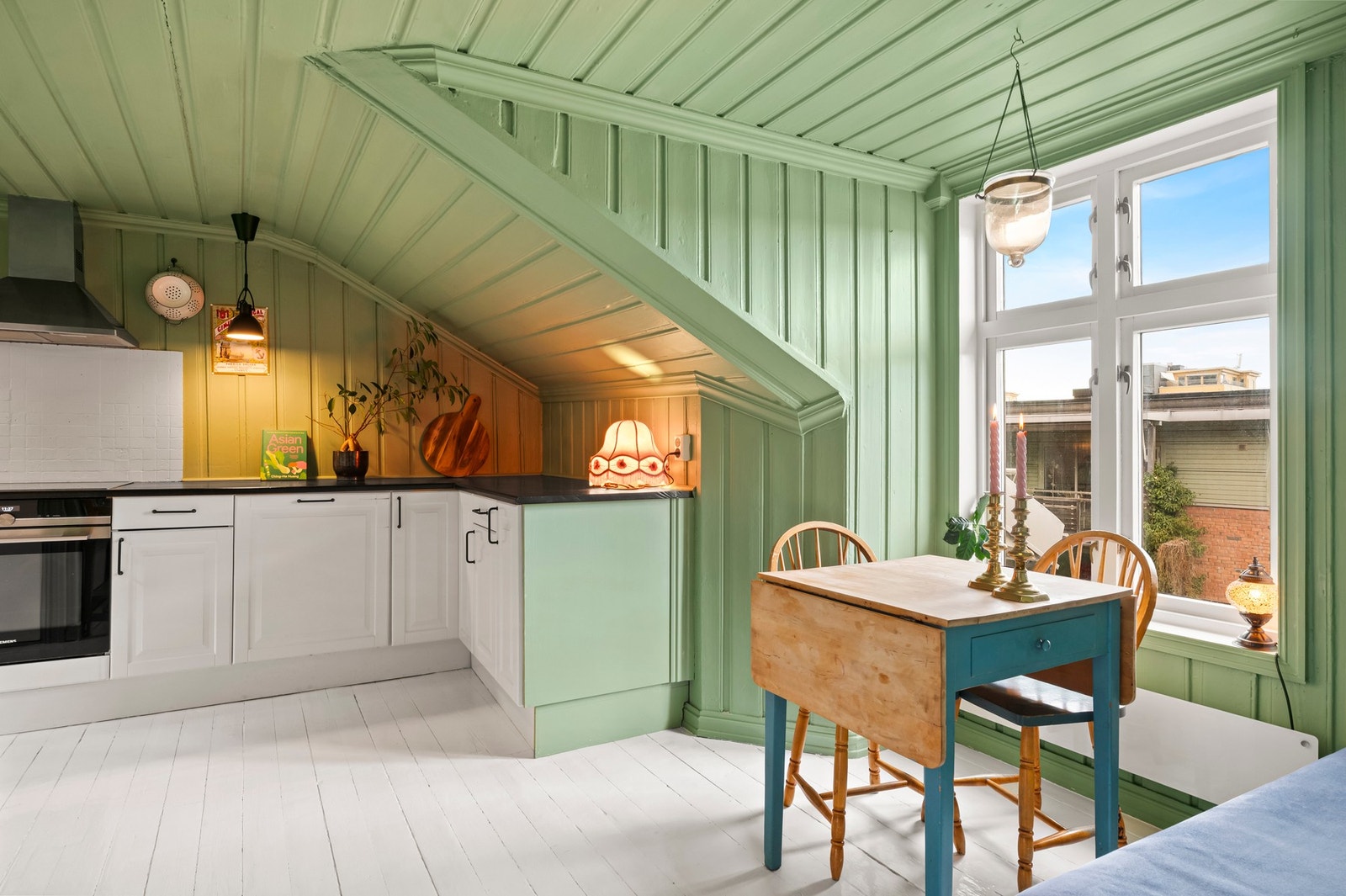 Integrerte hvitevarer og mye skap- og benkeplass Galleribilde