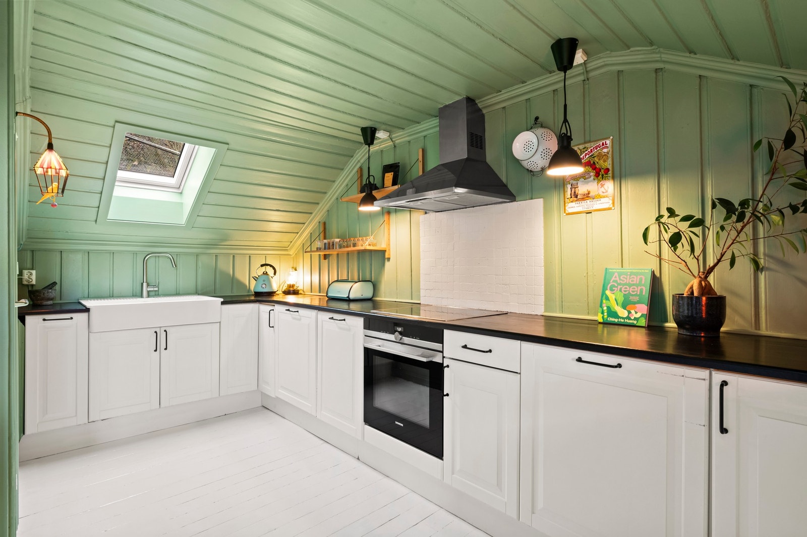 Koselig kjøkken med skråtak og kjøkkeninnredning med profilerte fronter fra 2010. Herlig dobbel oppvaskkum i porselen Galleribilde