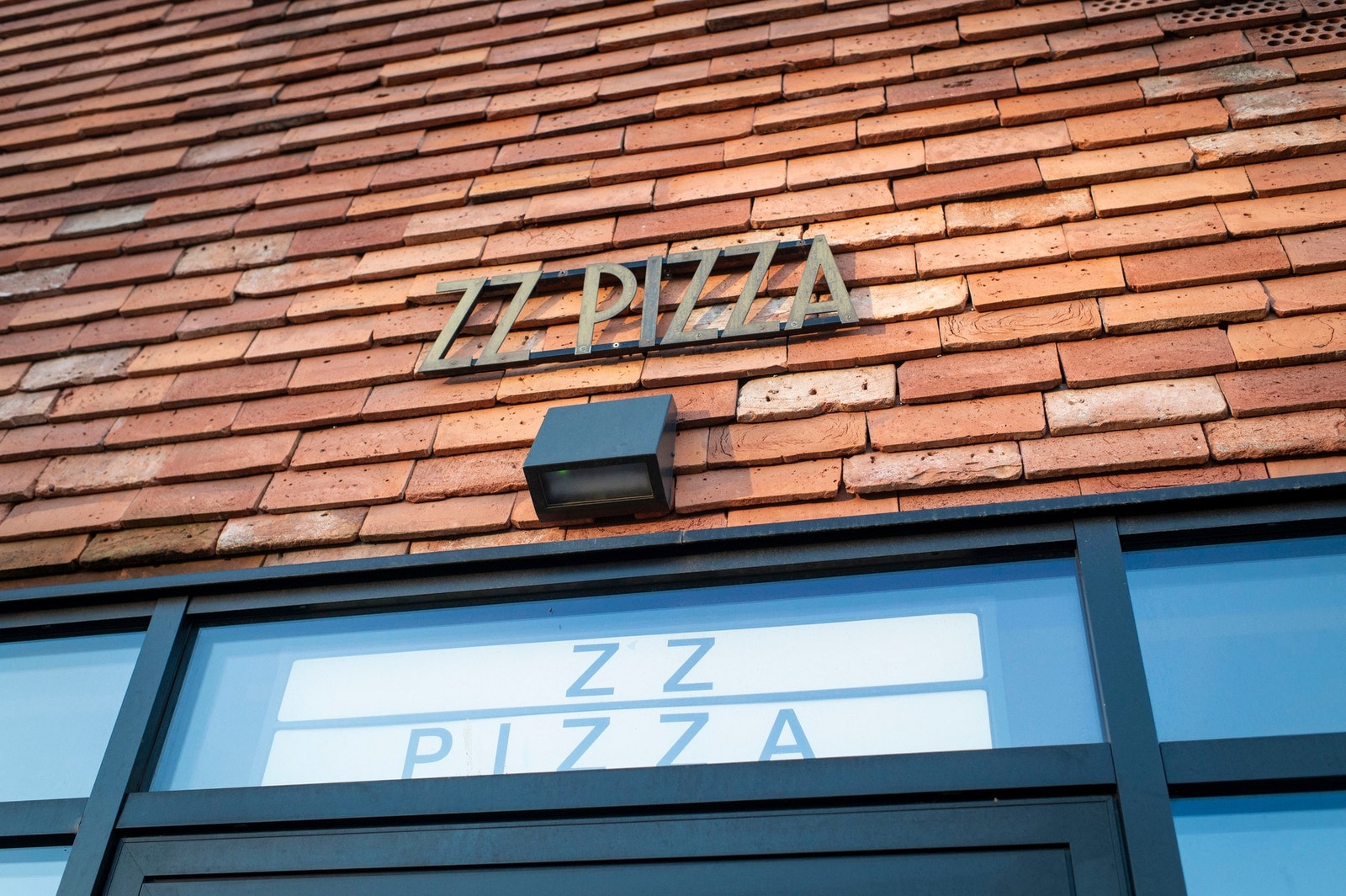 Det er flere koselige nabolagsrestauranter i nabolaget som anbefales varmt, her er kanskje byens beste pizza Galleribilde